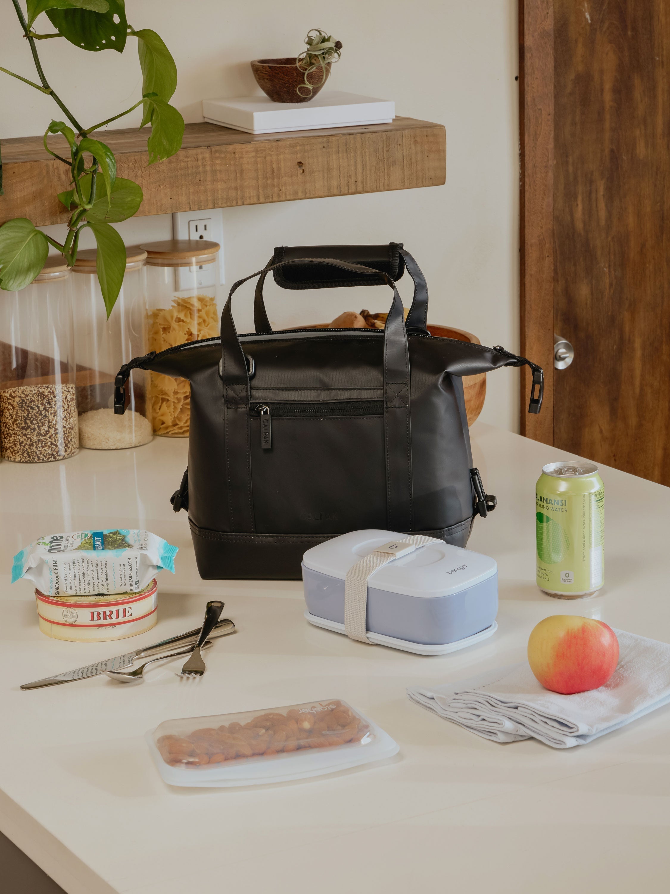 calpak-insulated-8l-soft-sided-cooler-sac-isotherme-8l-noir image 2