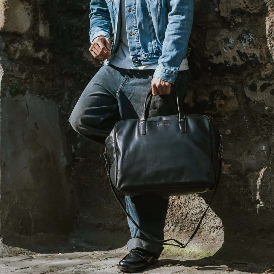arthur-et-aston-l-on-sac-de-voyage-cuir-noir-cabine image 1