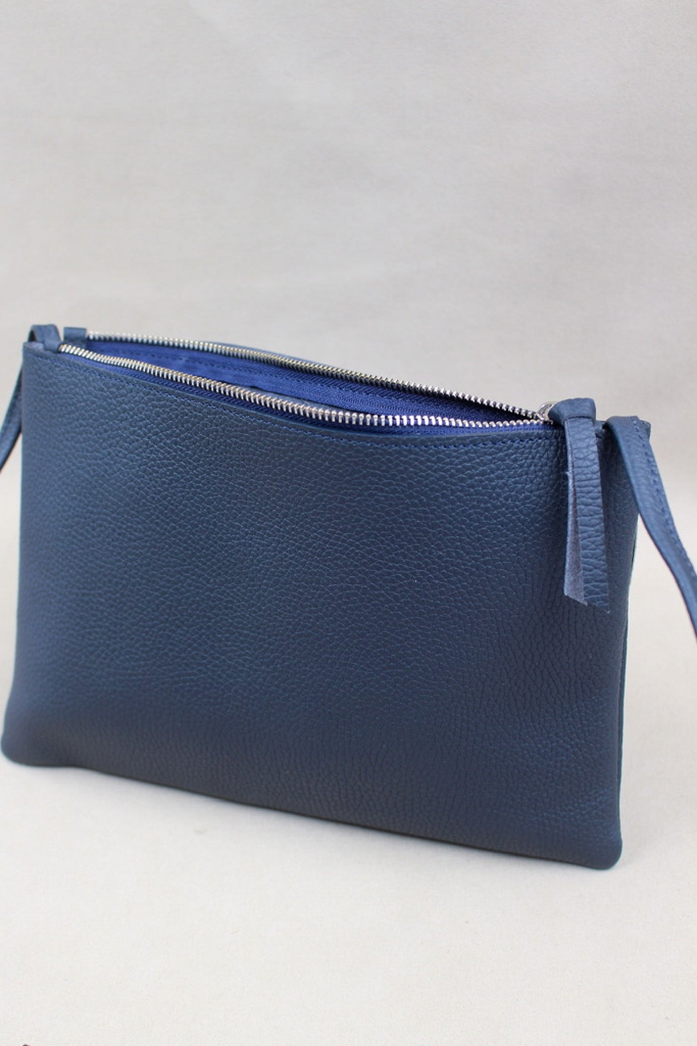 charles-et-charlus-mariette-m-pochette-cuir-marine-30-cm image 2