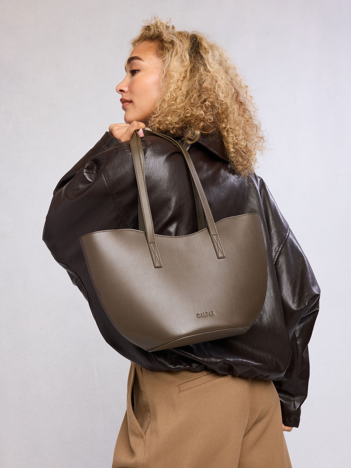 calpak-haven-tulip-tote-cabas-femme-noir image 2