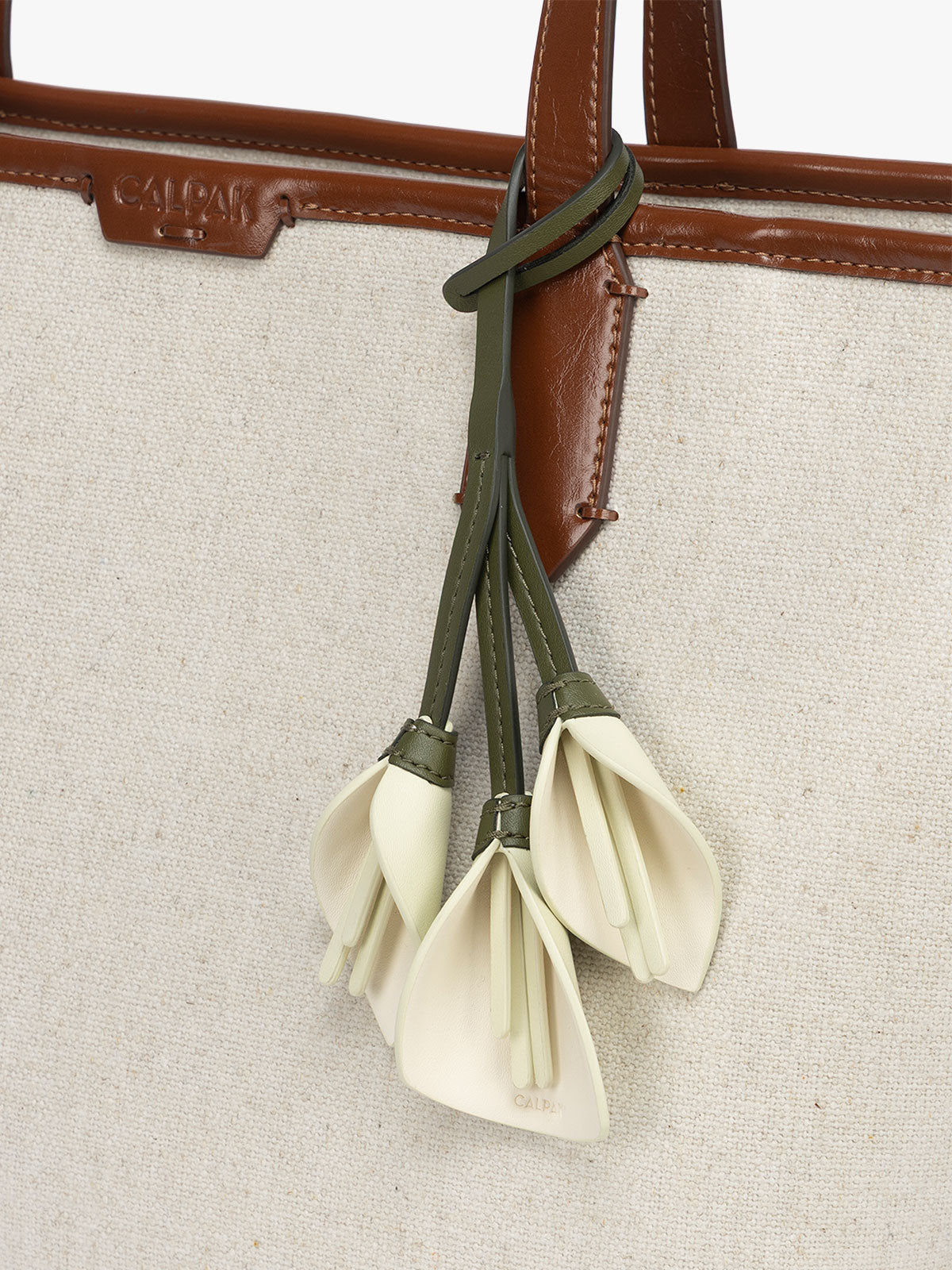 calpak-colette-calla-lily-breloque-sac-c-ladon-fleur-similicuir image 2