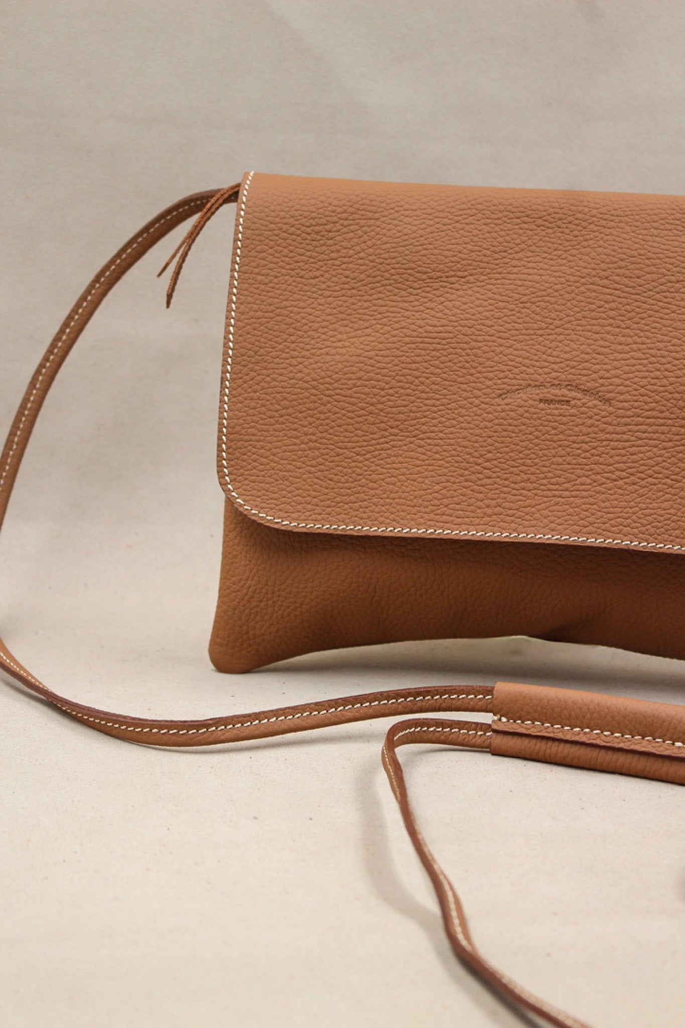 charles-et-charlus-pochette-mariette-s-cuir-grain-gold-france image 3