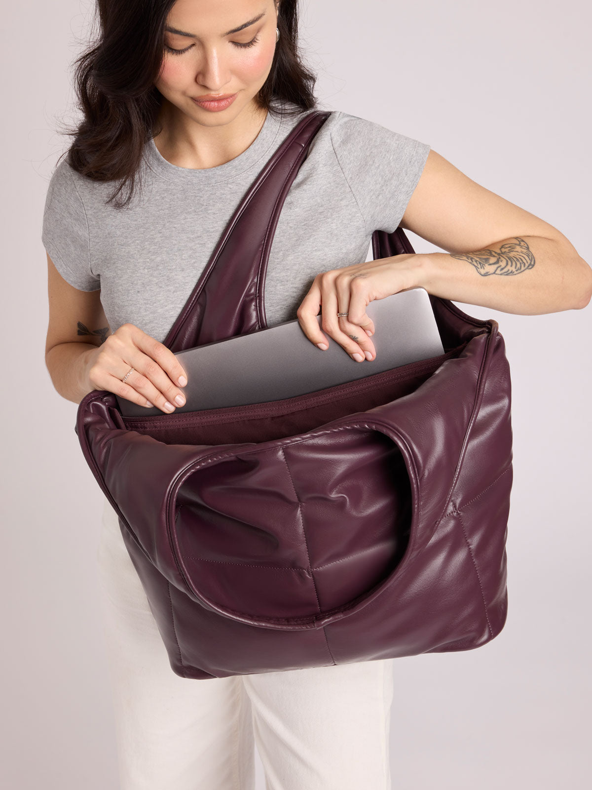 calpak-luka-everything-tote-sac-cabas-pc-15-cuir-vegan-noir image 2