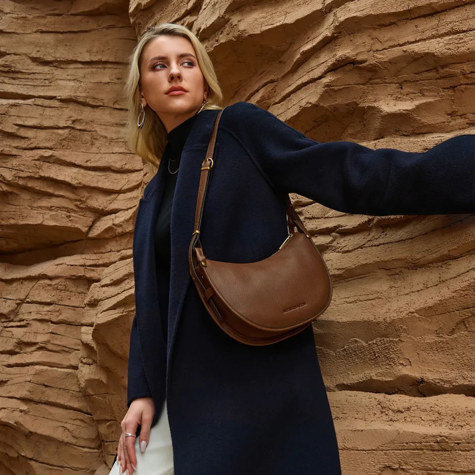 arthur-et-aston-cassidy-sac-paule-cuir-demi-lune-cognac image 1