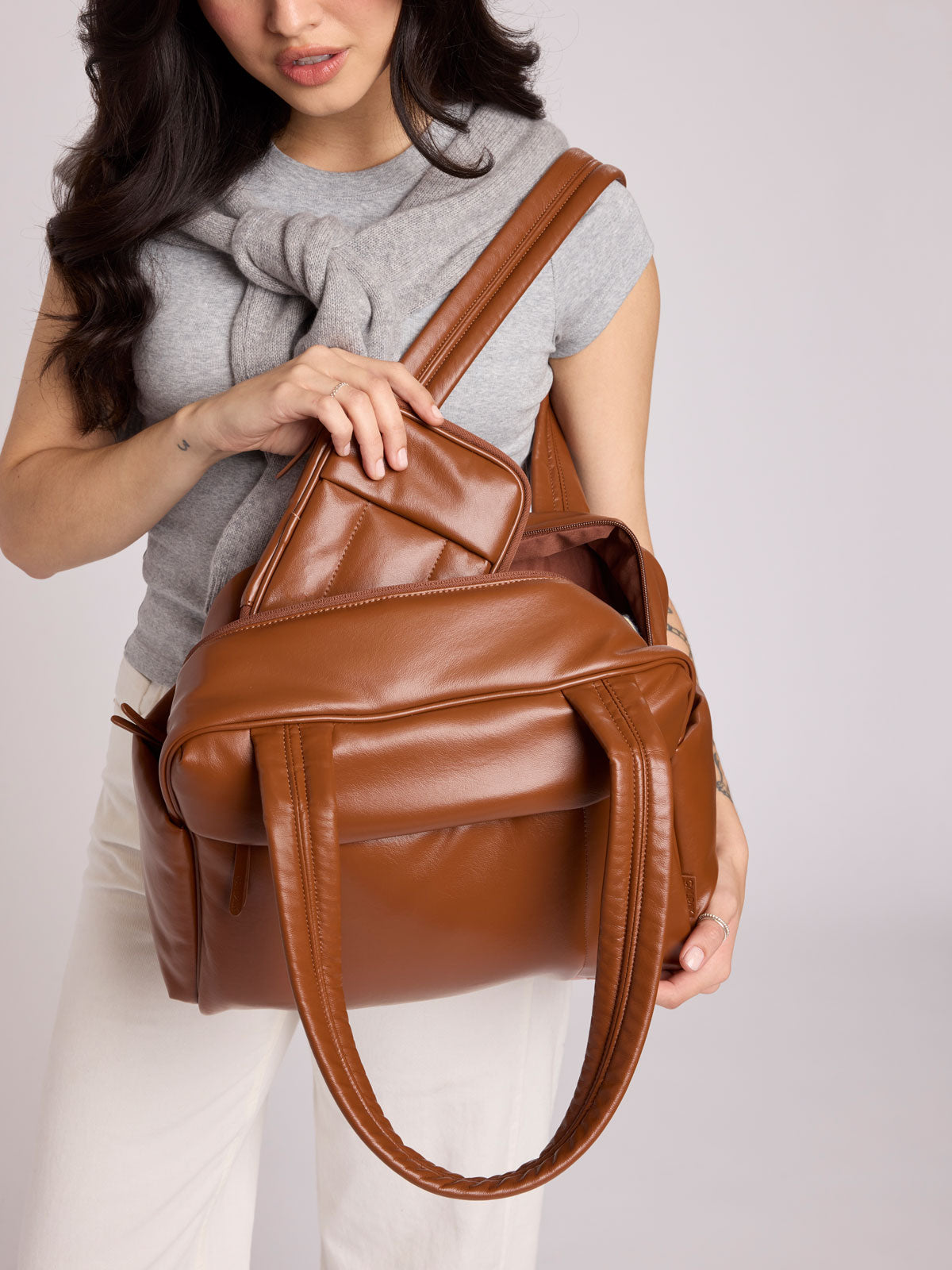 calpak-luka-mini-duffel-sac-polochon-noir-simili-cuir image 6