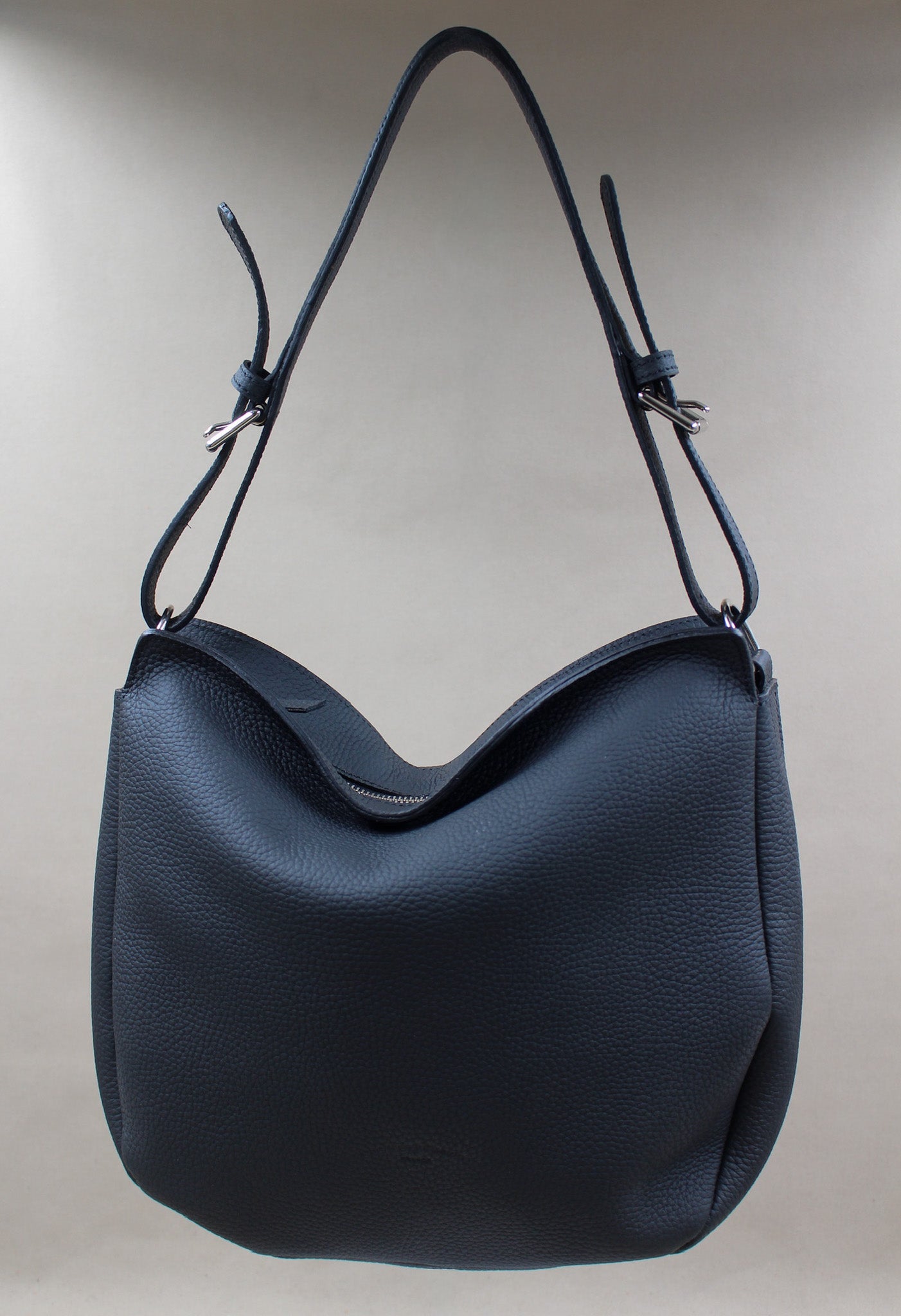 charles-et-charlus-janis-sac-hobo-cuir-grain-marine-30cm image 1