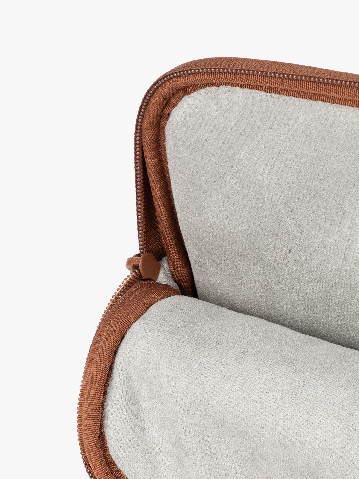 calpak-luka-housse-ordinateur-14-pouces-honey-brown-similicuir image 4