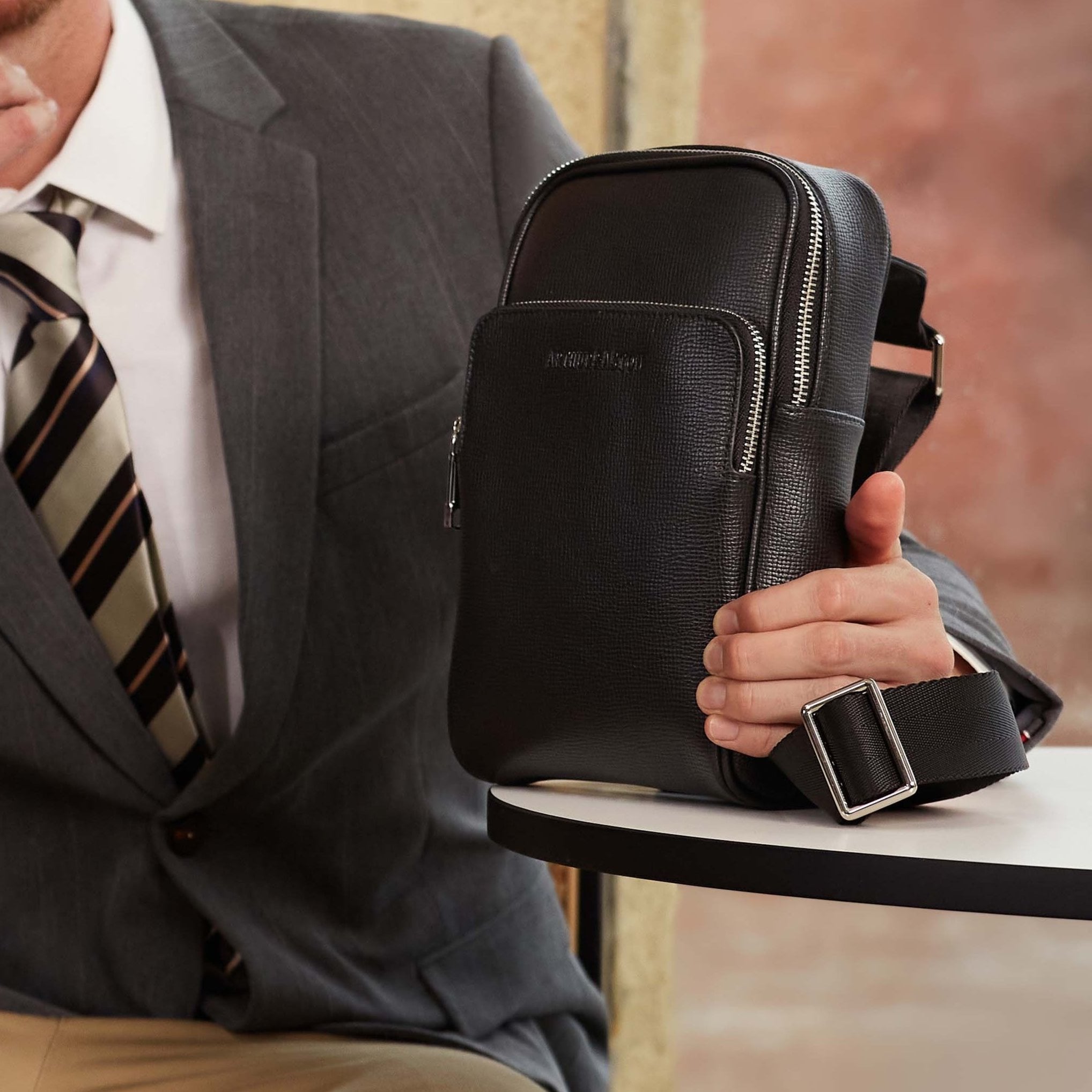 arthur-et-aston-nelson-body-bag-cuir-homme-noir-cro-te image 8