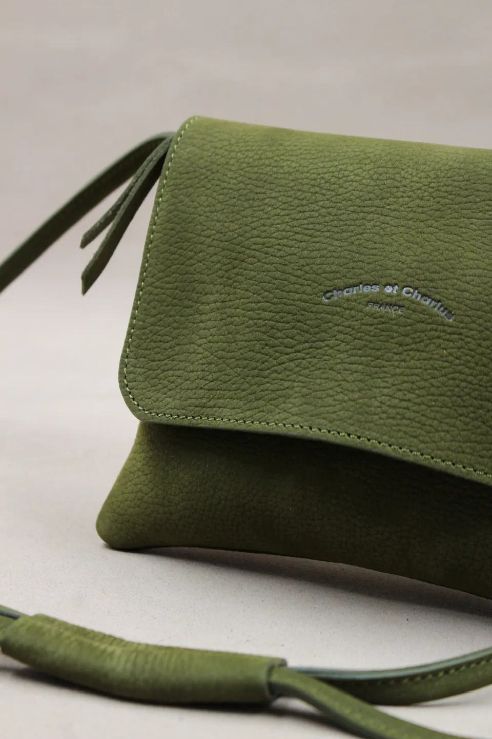 charles-et-charlus-mariette-m-pochette-cuir-nubuck-kaki-30cm image 1