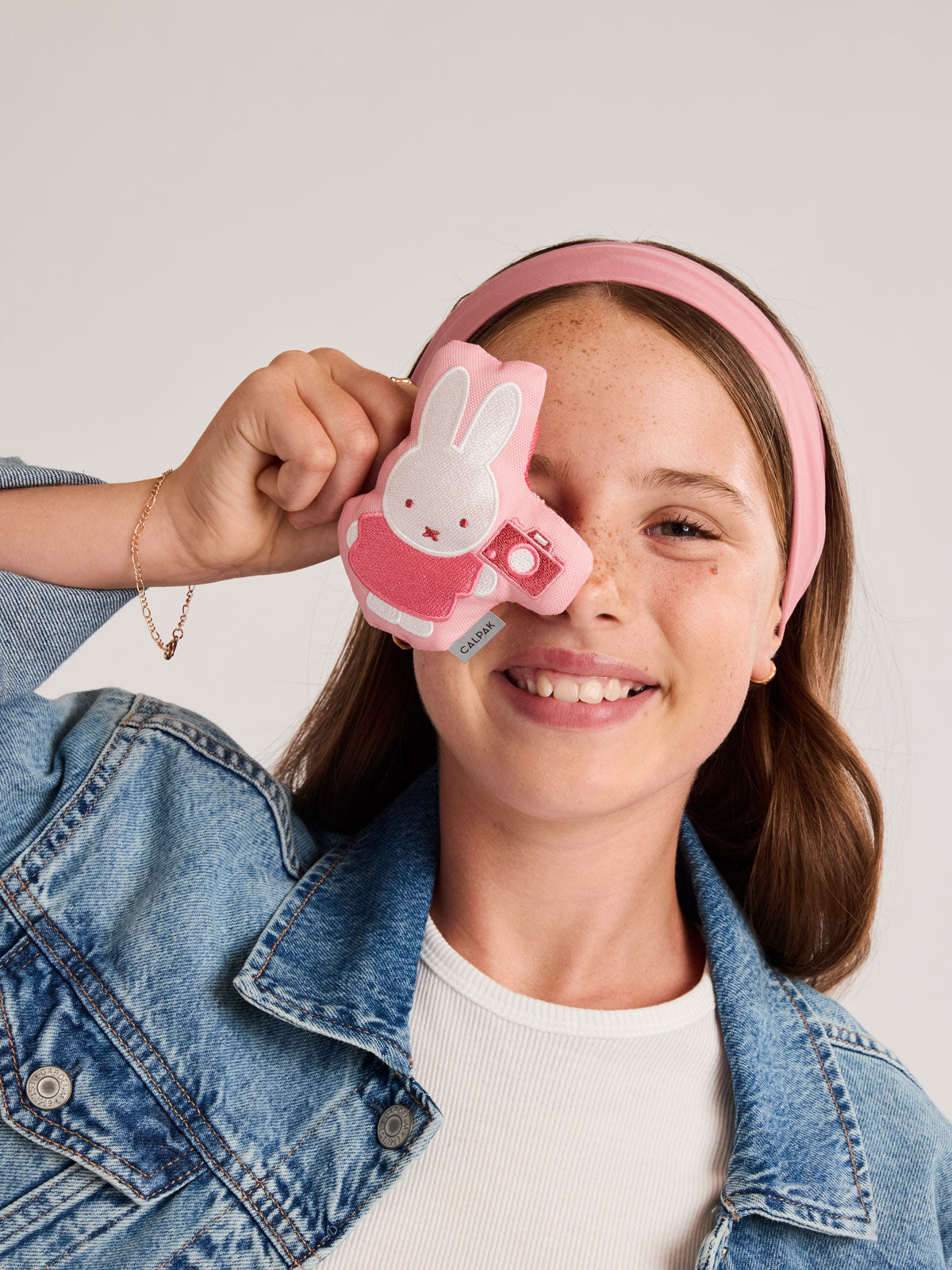 calpak-kids-miffy-breloque-sac-peluche-miffy-makes-memories image 6