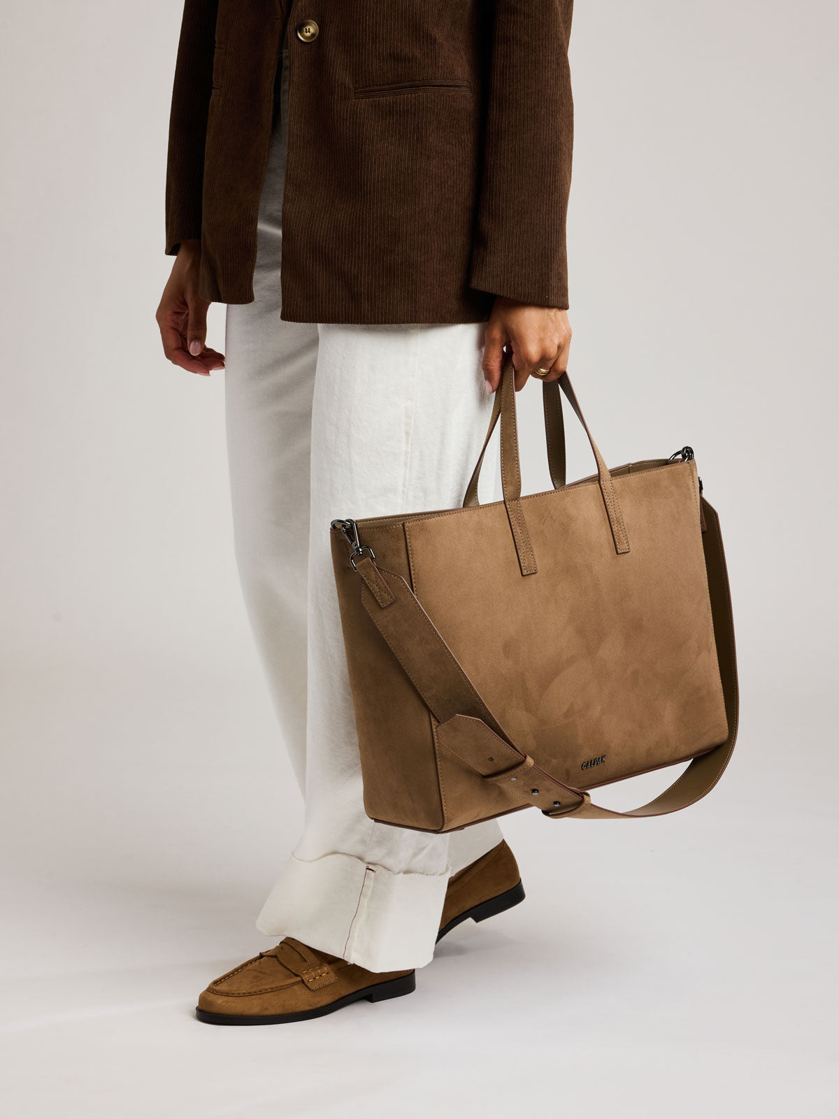 calpak-haven-tote-16-laptop-su-de-vegan-truffle image 2