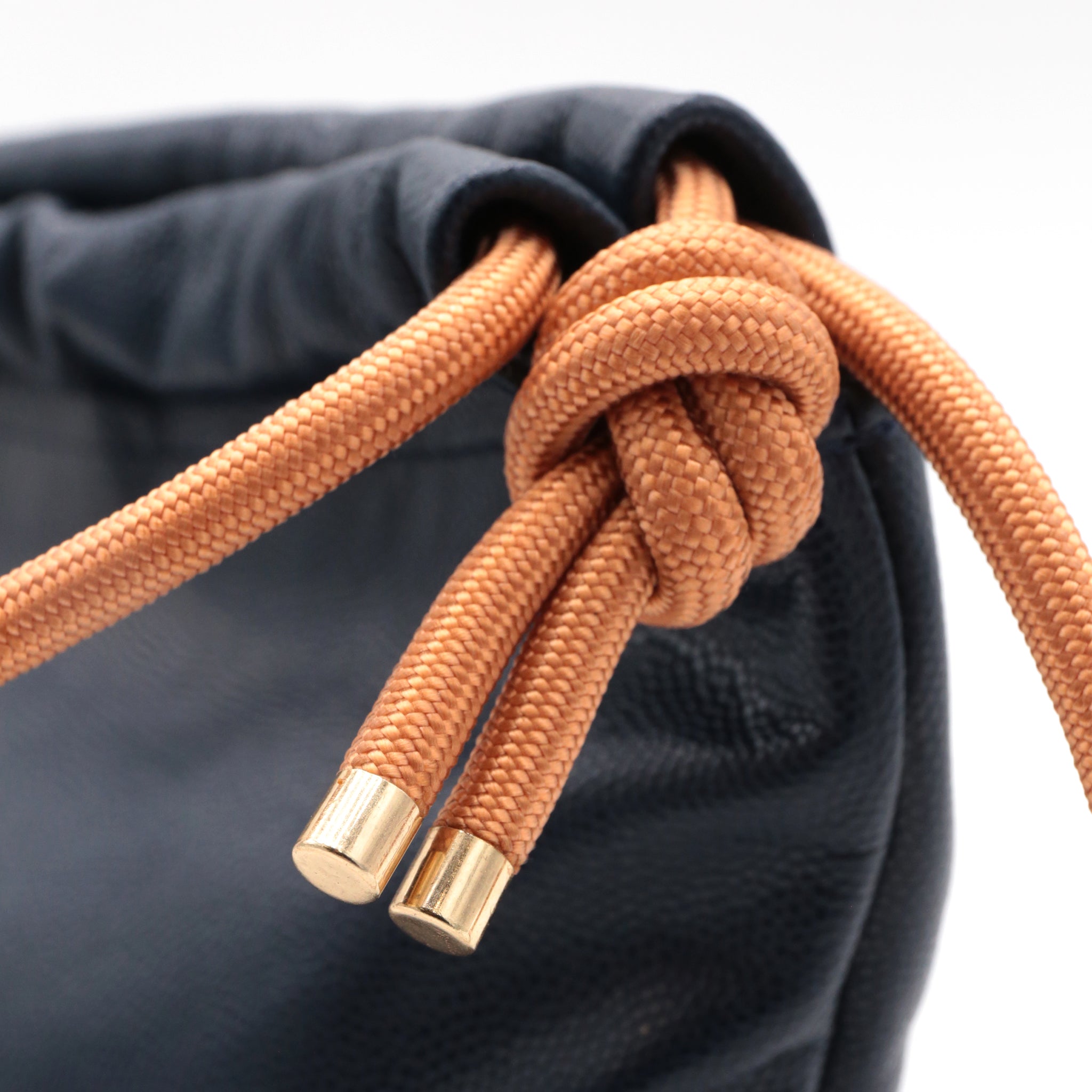 atelier-penso-lut-ce-bleu-navy-sac-crossbody-cuir-femme image 4
