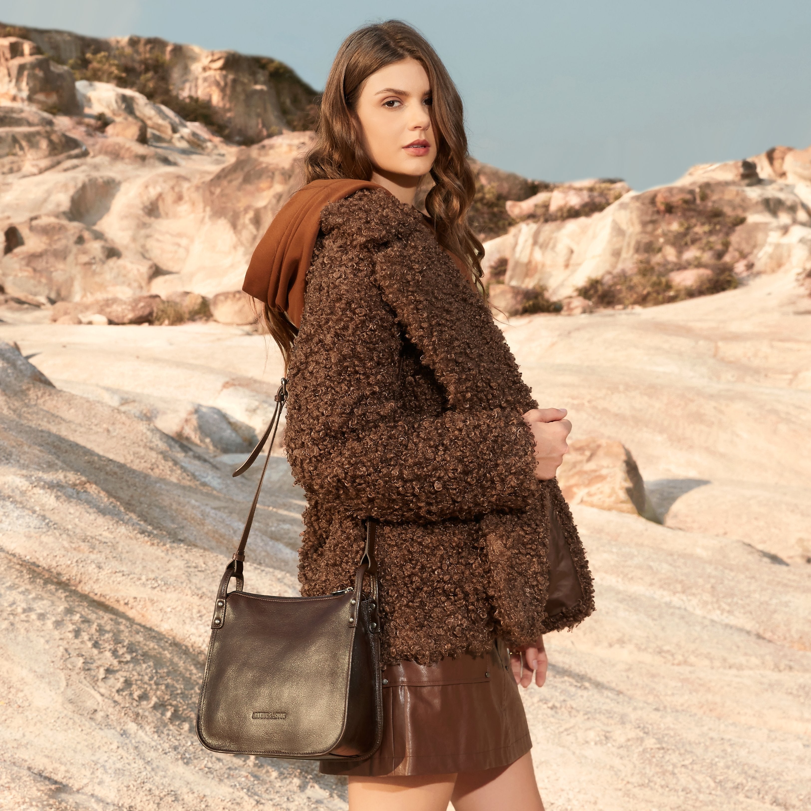 arthur-et-aston-edith-sac-travers-cuir-noir-demi-lune image 3