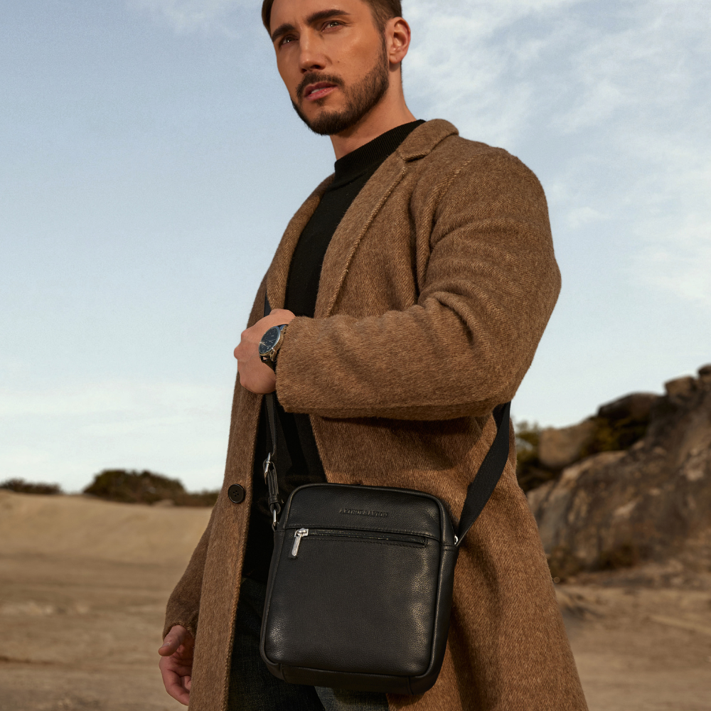 arthur-et-aston-dorian-sac-travers-grand-cuir-noir-homme image 1
