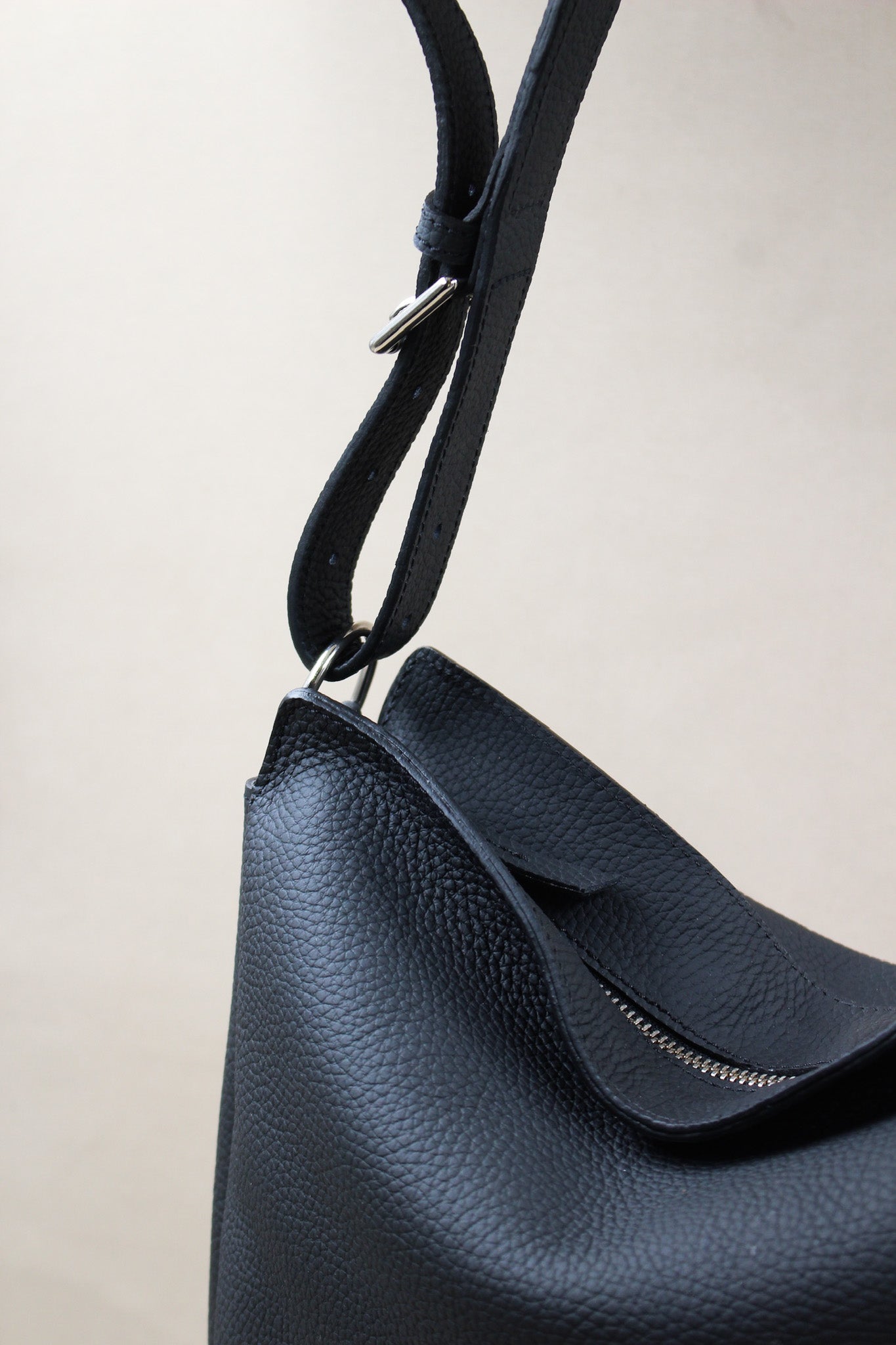 charles-et-charlus-janis-sac-hobo-cuir-grain-marine-30cm image 8