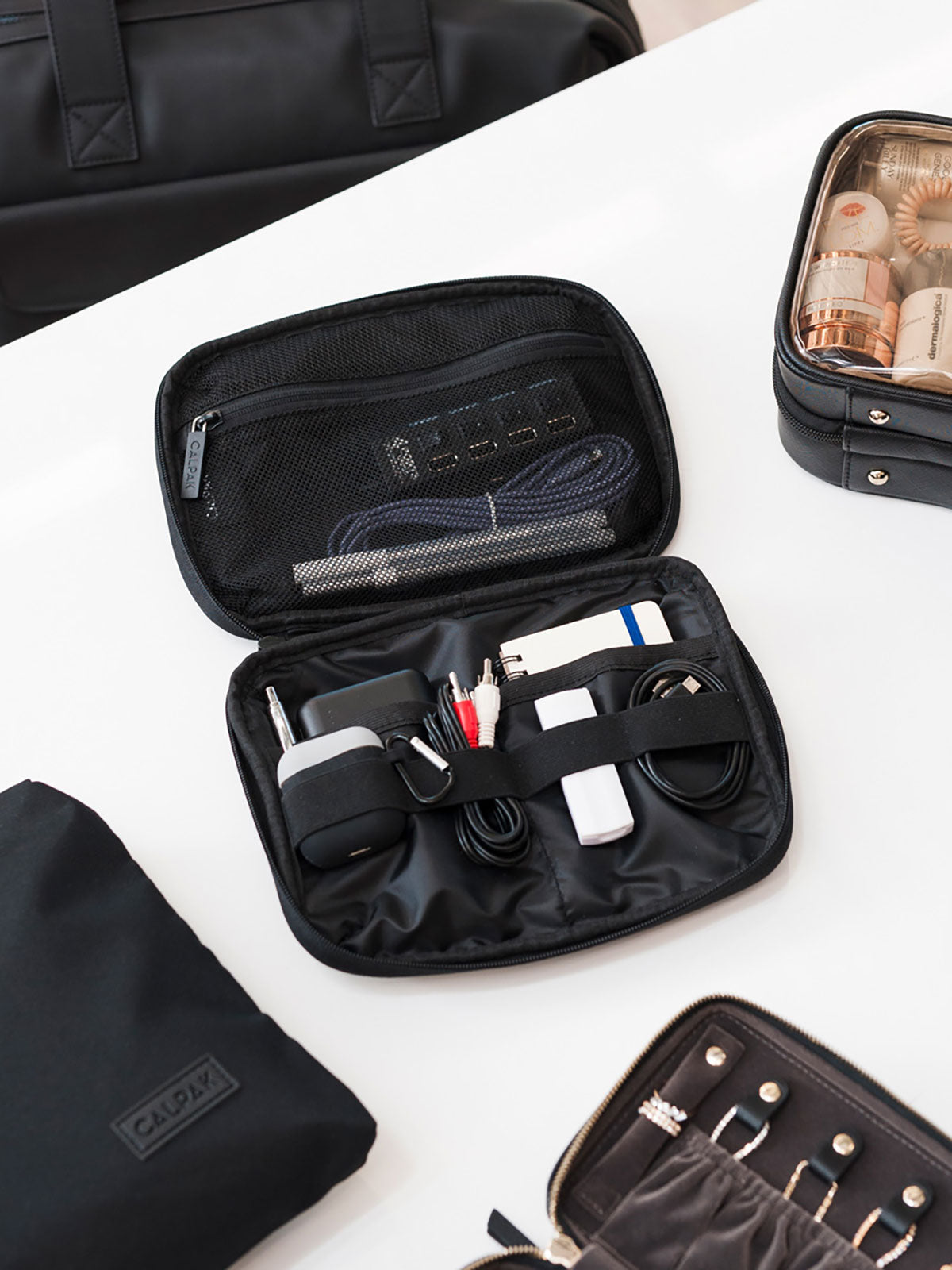 calpak-travel-essentials-tech-organizer-pochette-c-bles-snow-leopard image 3