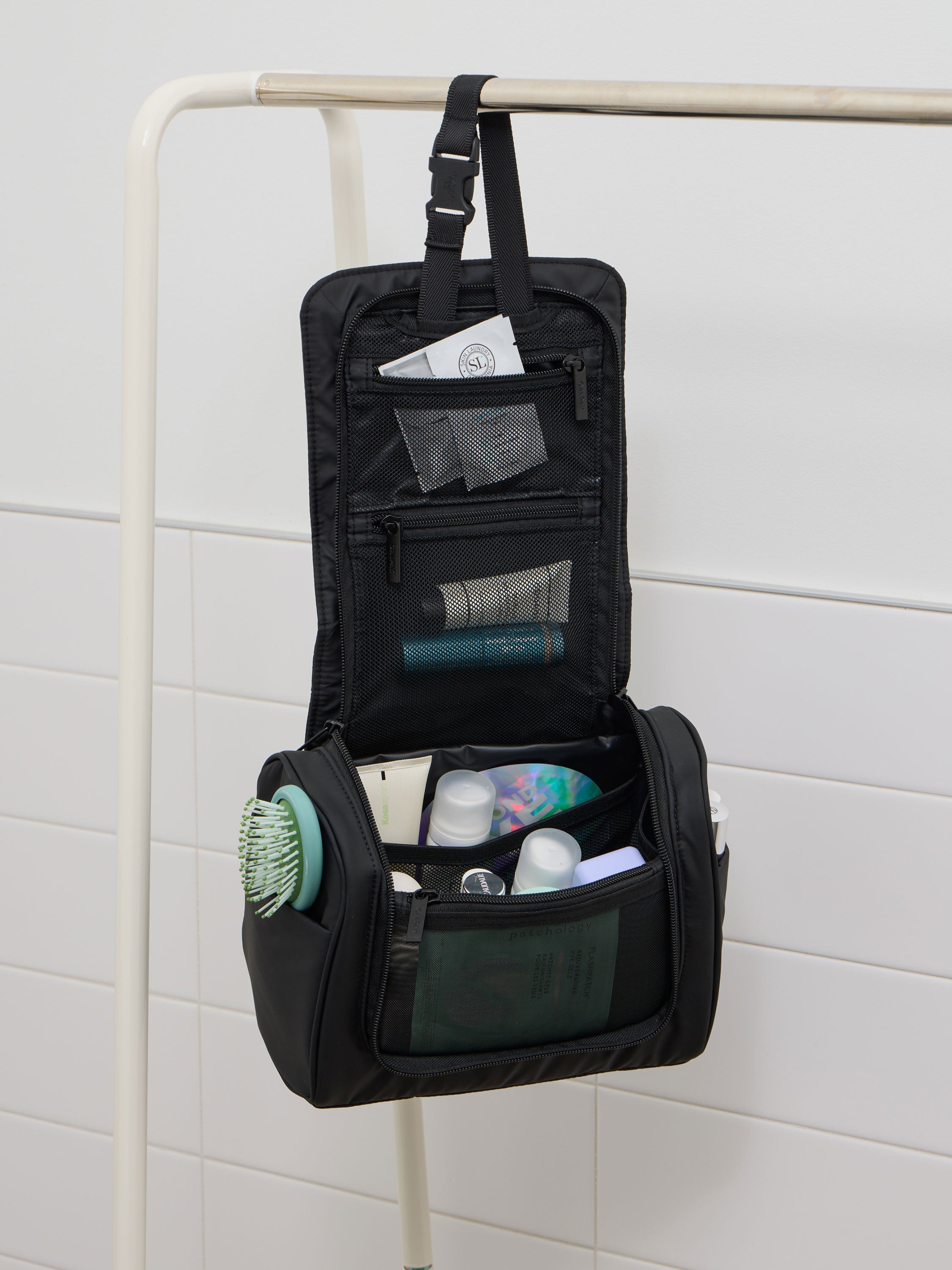 calpak-luka-trousse-de-toilette-suspendue-glazed-dark-cherry image 2