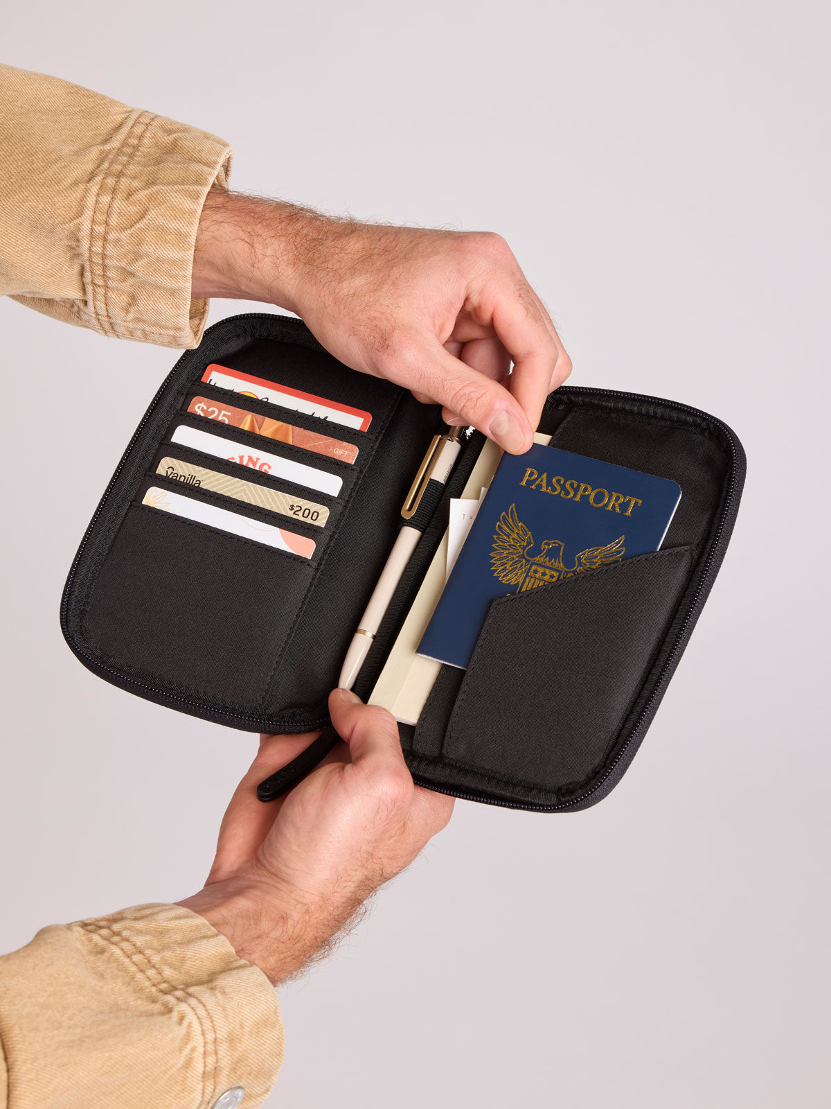 calpak-luka-portefeuille-passeport-zip-mushroom-vegan image 6