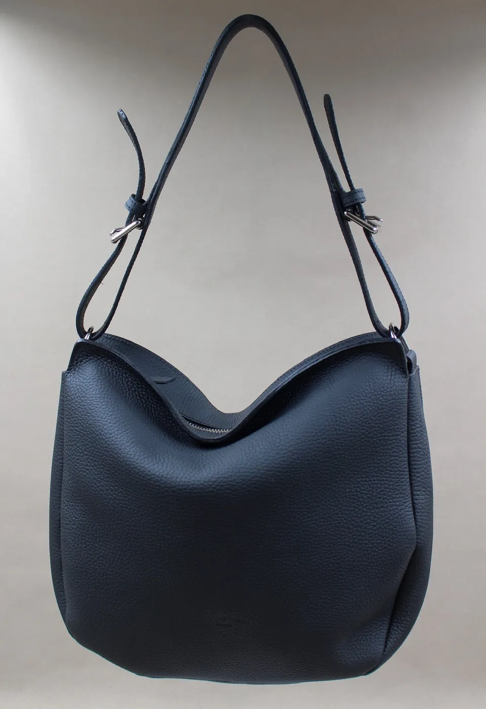 charles-et-charlus-janis-sac-hobo-cuir-grain-marine-30cm image 1