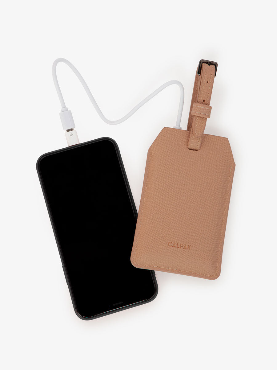 calpak-luggage-tag-charger-tiquette-noire-2500-mah image 7