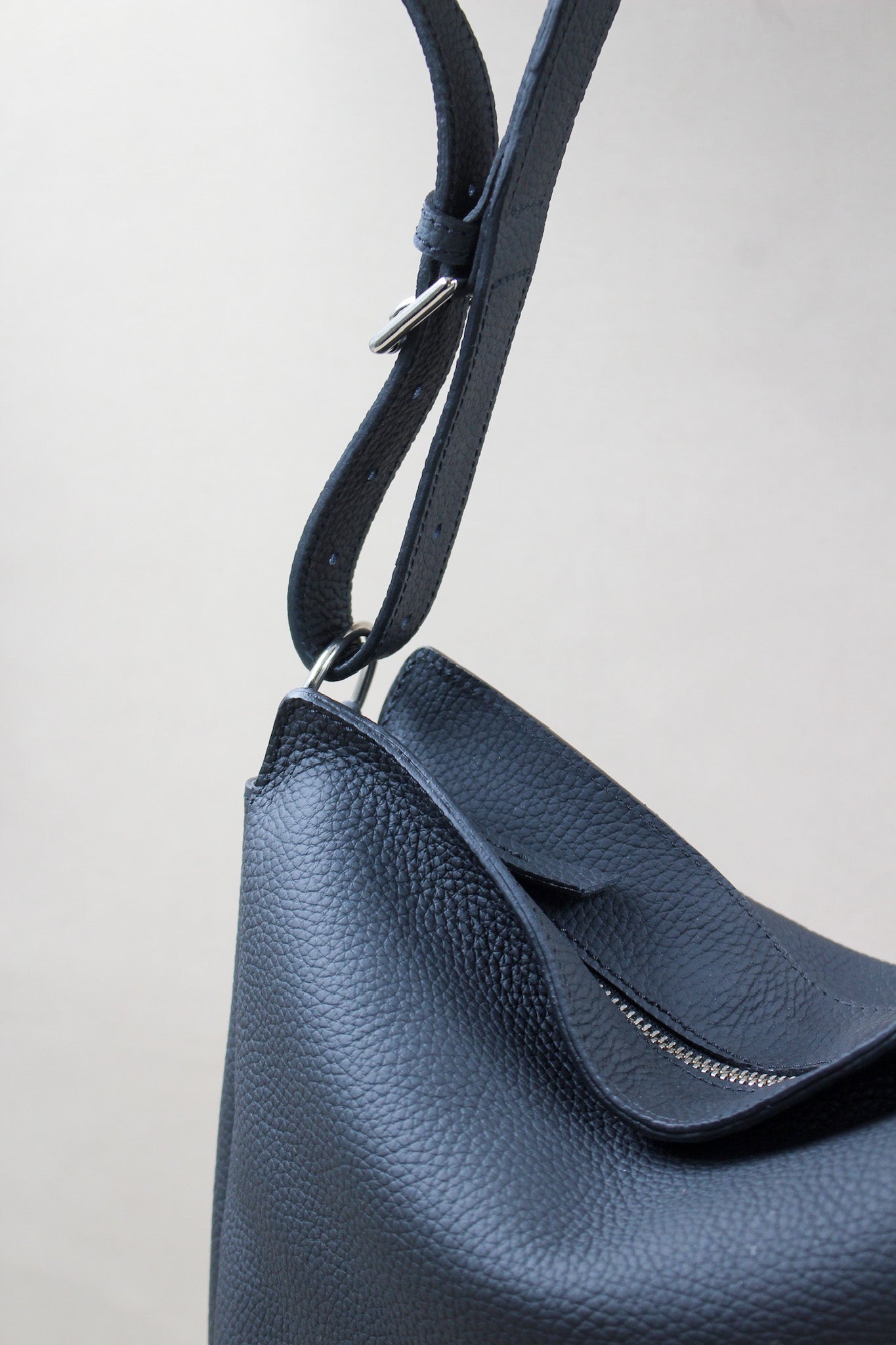 charles-et-charlus-janis-sac-hobo-cuir-grain-marine-30cm image 5