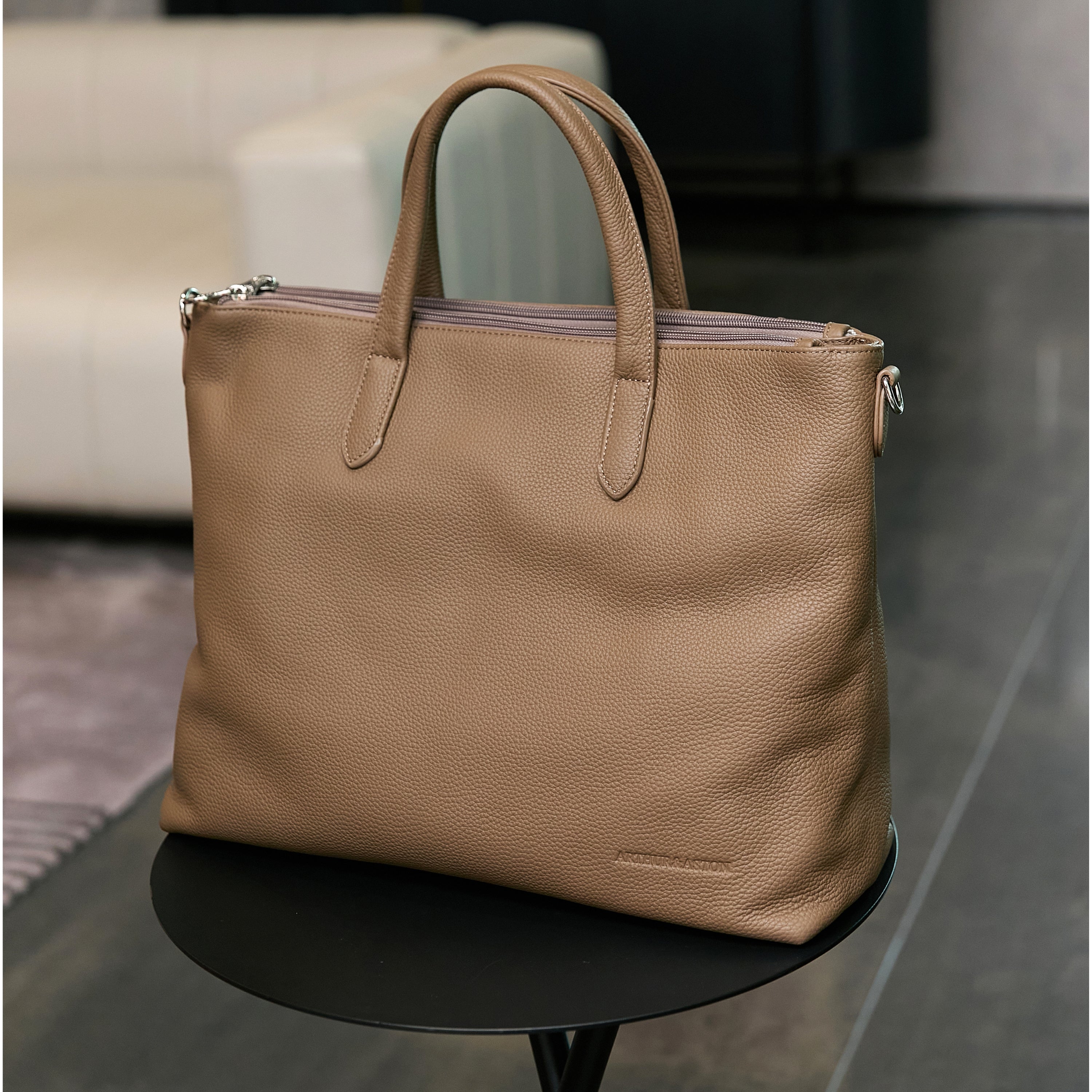 arthur-et-aston-rosalia-grand-sac-main-cuir-taupe image 4