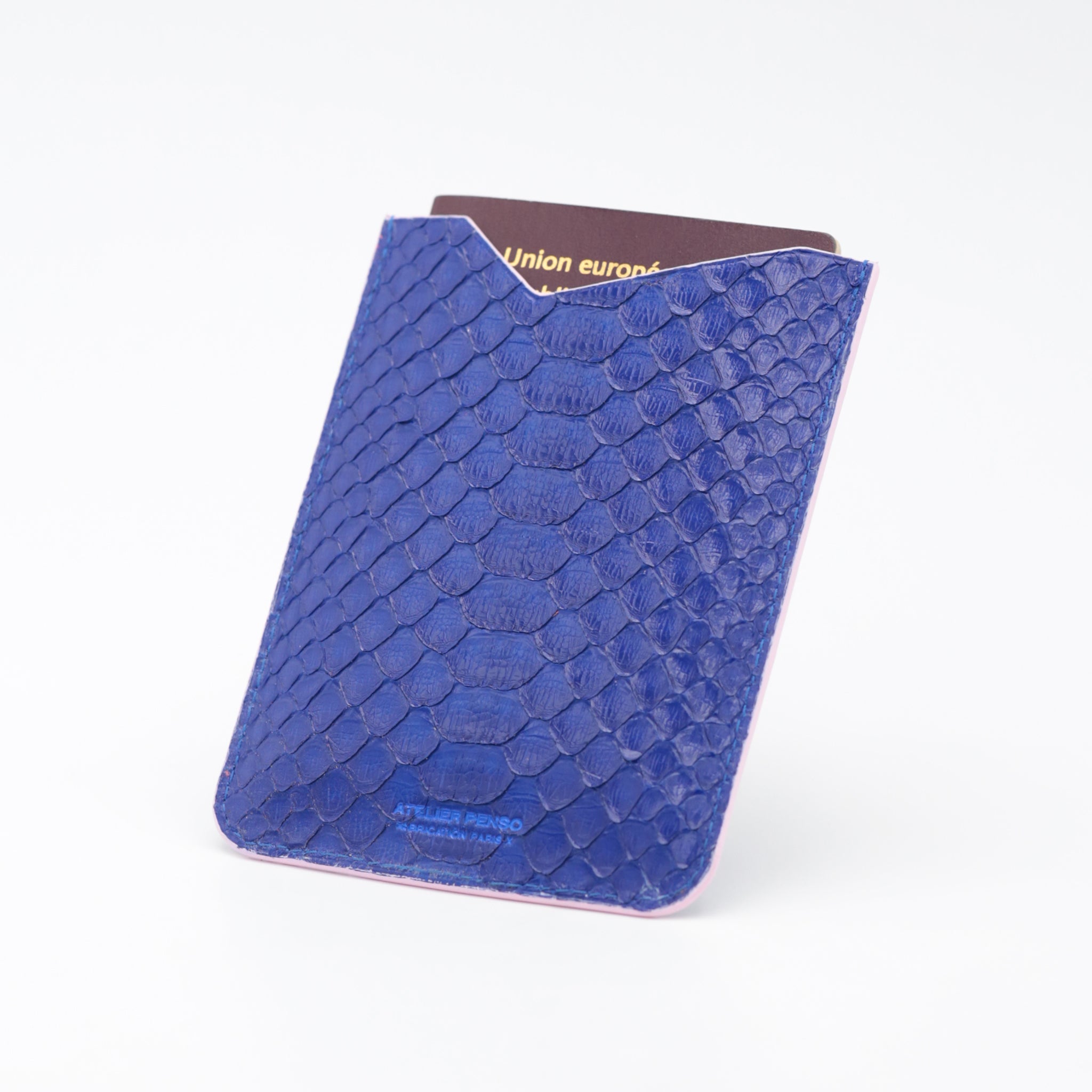 atelier-penso-prot-ge-passeports-tui-cuir-python-bleu image 2
