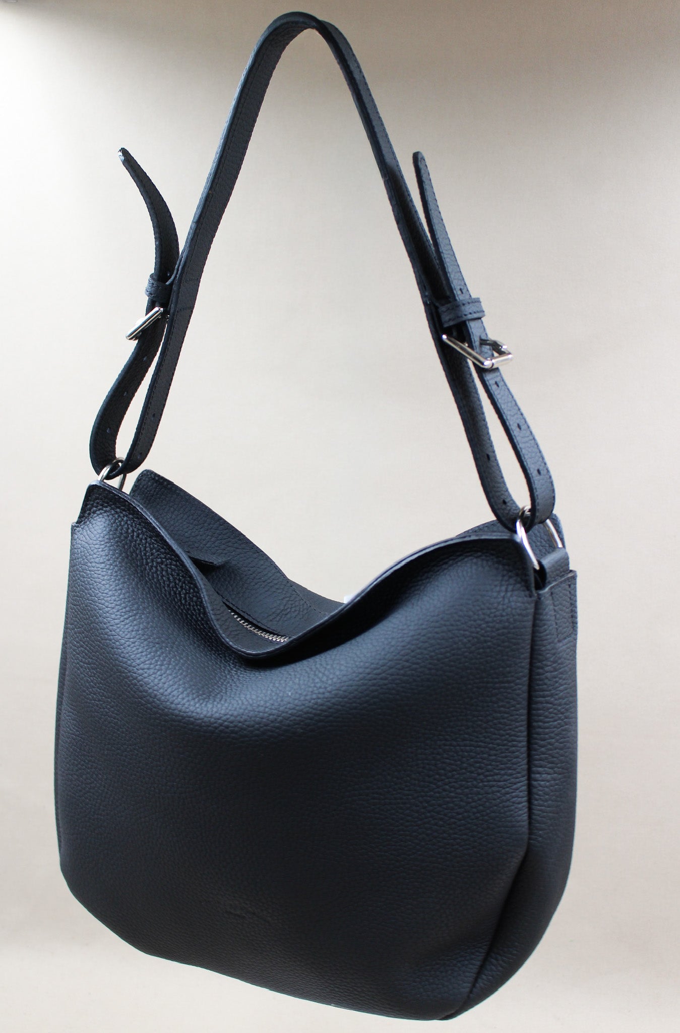 charles-et-charlus-janis-sac-hobo-cuir-grain-marine-30cm image 6