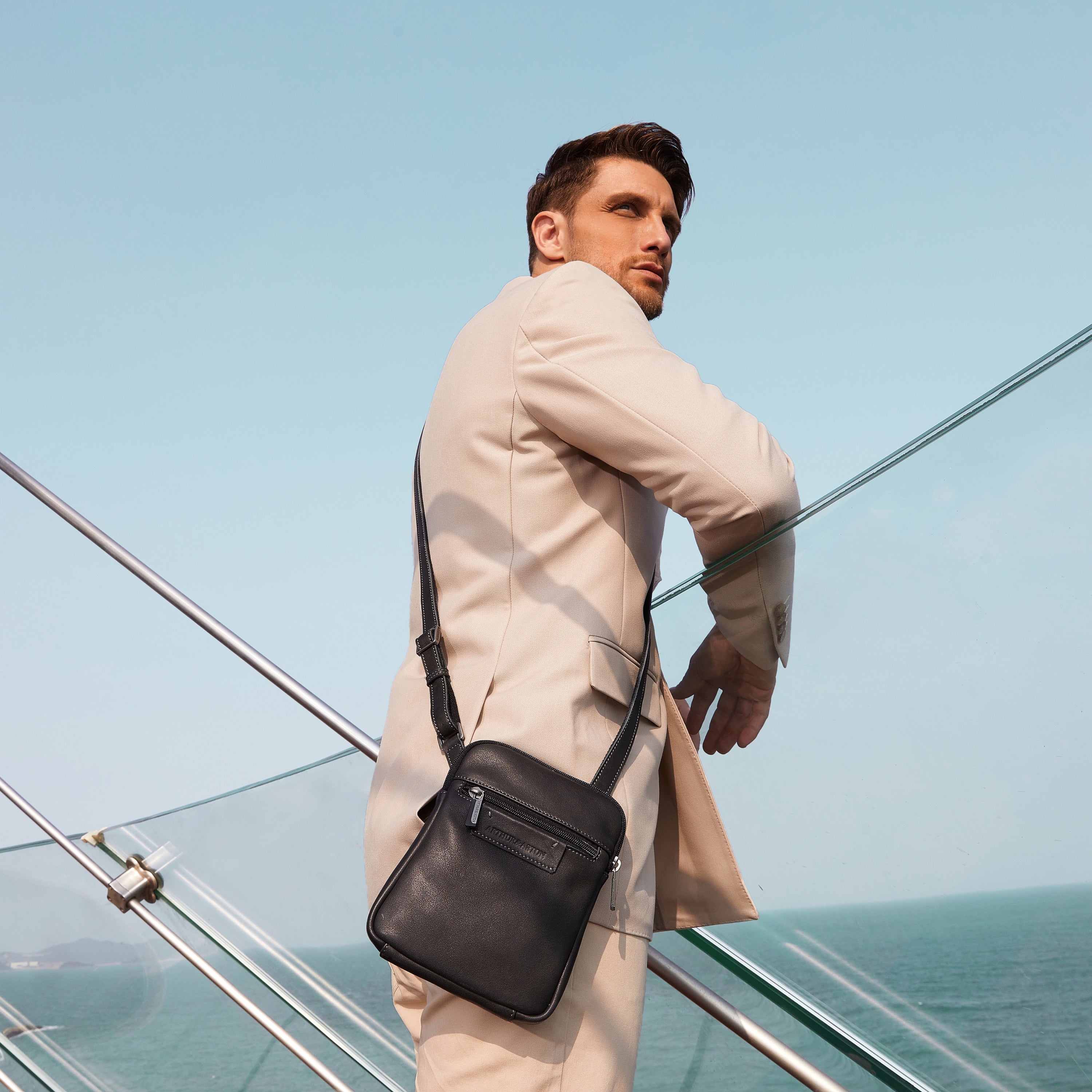 arthur-et-aston-johany-body-bag-cuir-noir-homme-vachette image 4