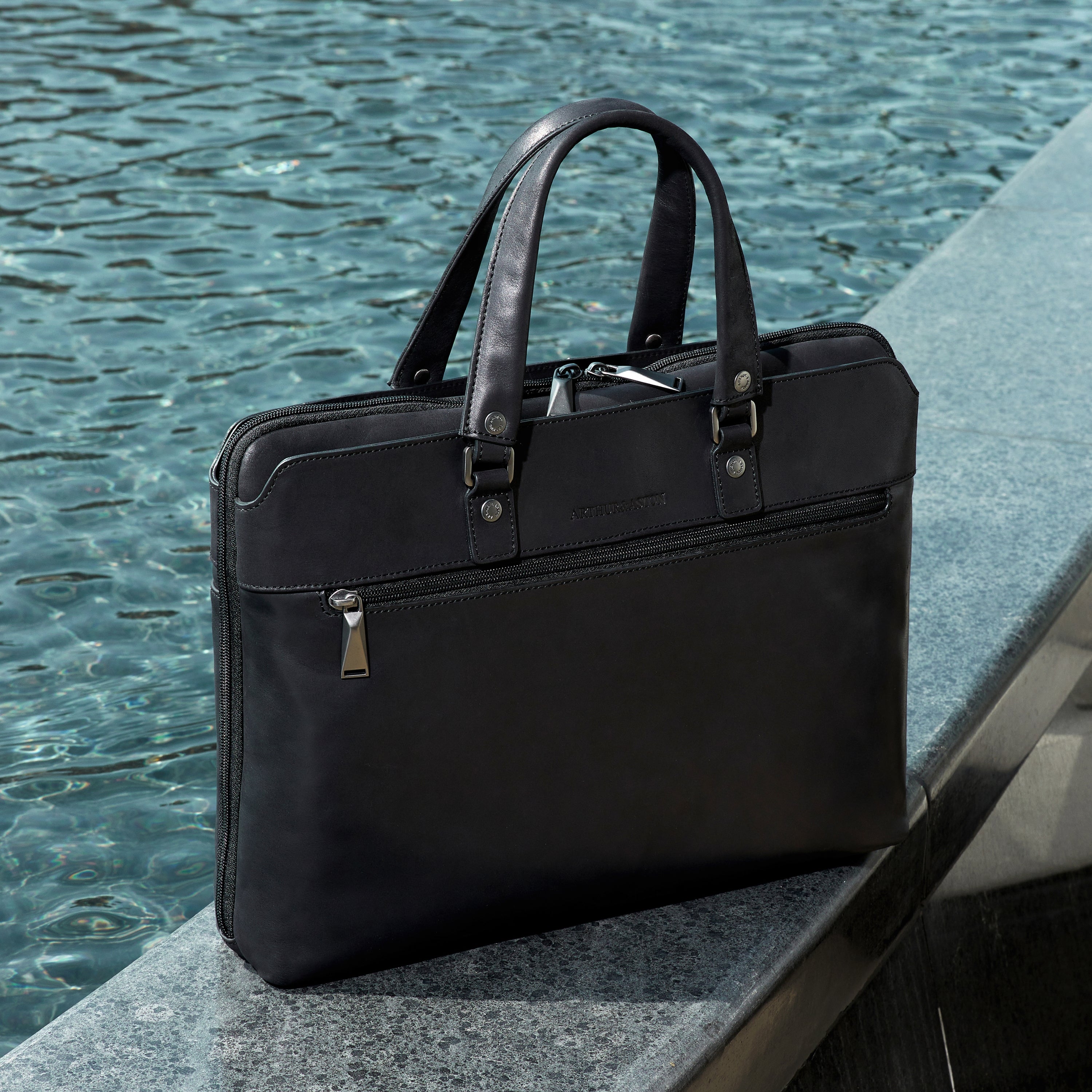 arthur-et-aston-cosmo-porte-ordinateur-cuir-noir-40cm image 4