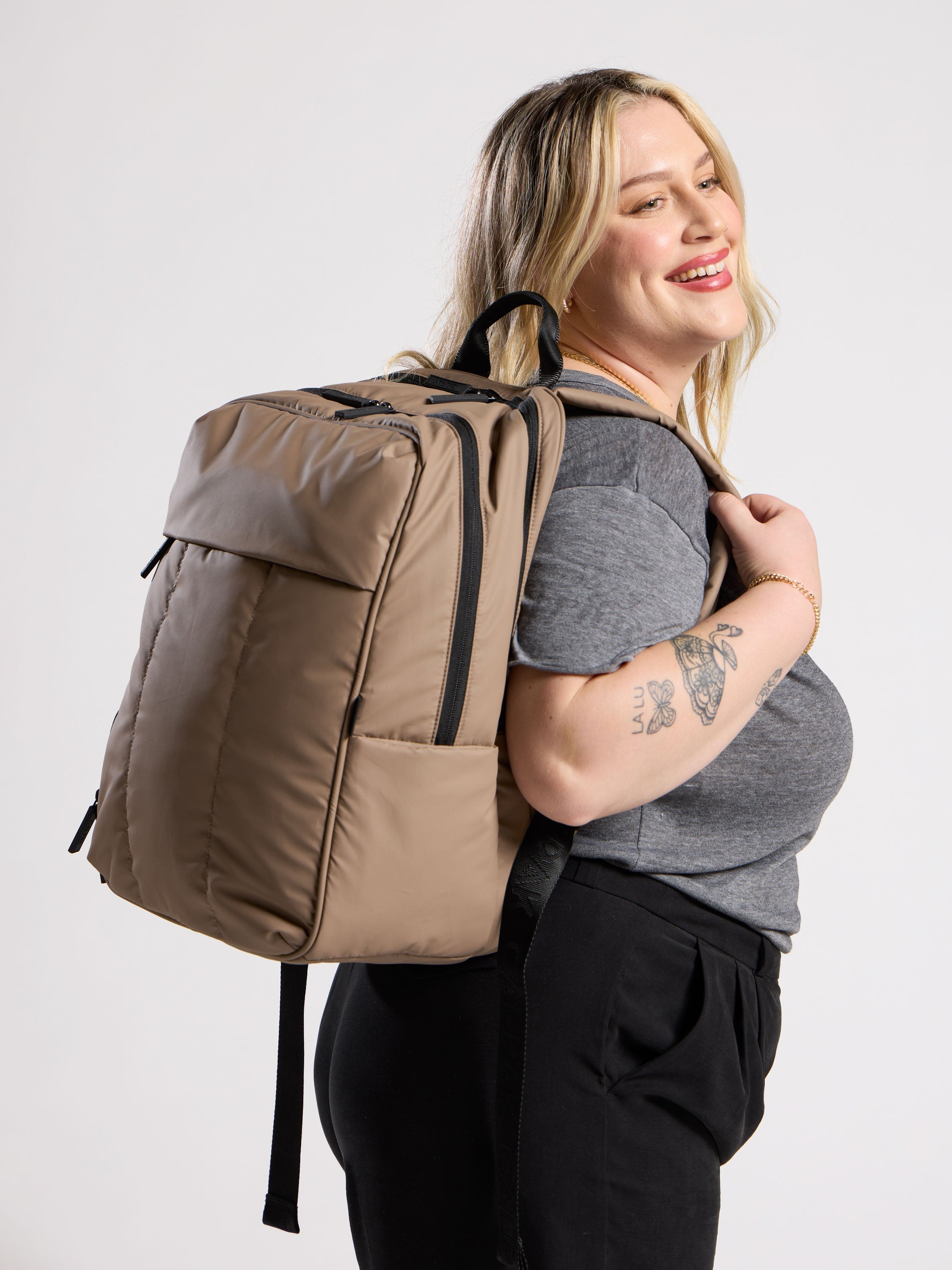 calpak-luka-sac-dos-ordinateur-17-pouces-matte-black image 4