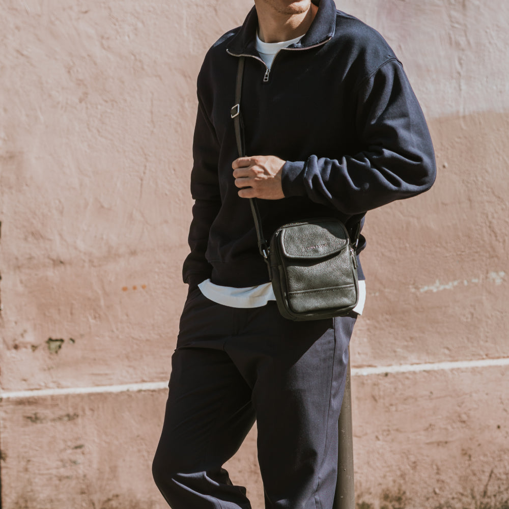 arthur-et-aston-owen-sac-travers-cuir-noir-homme image 2