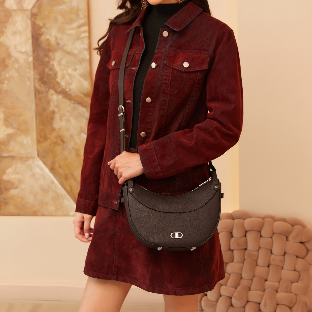 arthur-et-aston-daphn-sac-demi-lune-cuir-chocolat image 1