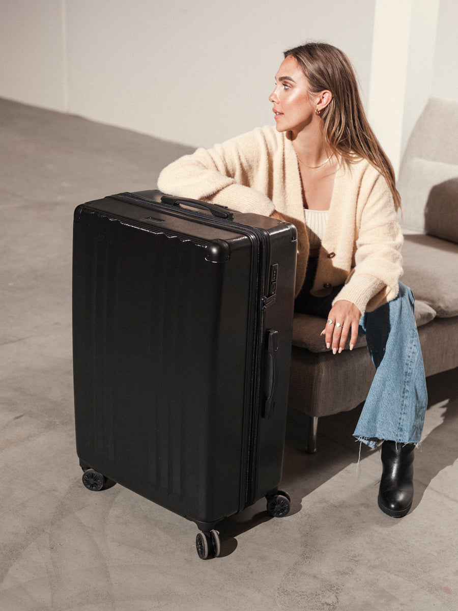 calpak-ambeur-grande-valise-rigide-cerise-extensible-tsa image 2