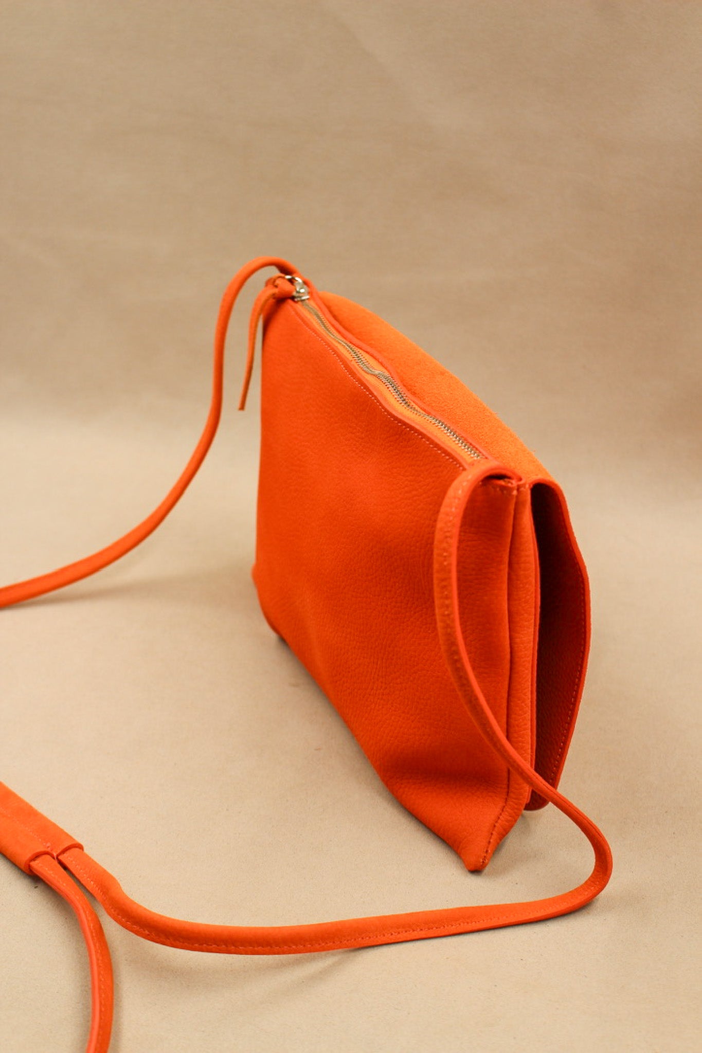 charles-et-charlus-mariette-m-pochette-cuir-nubuck-kaki-30cm image 8