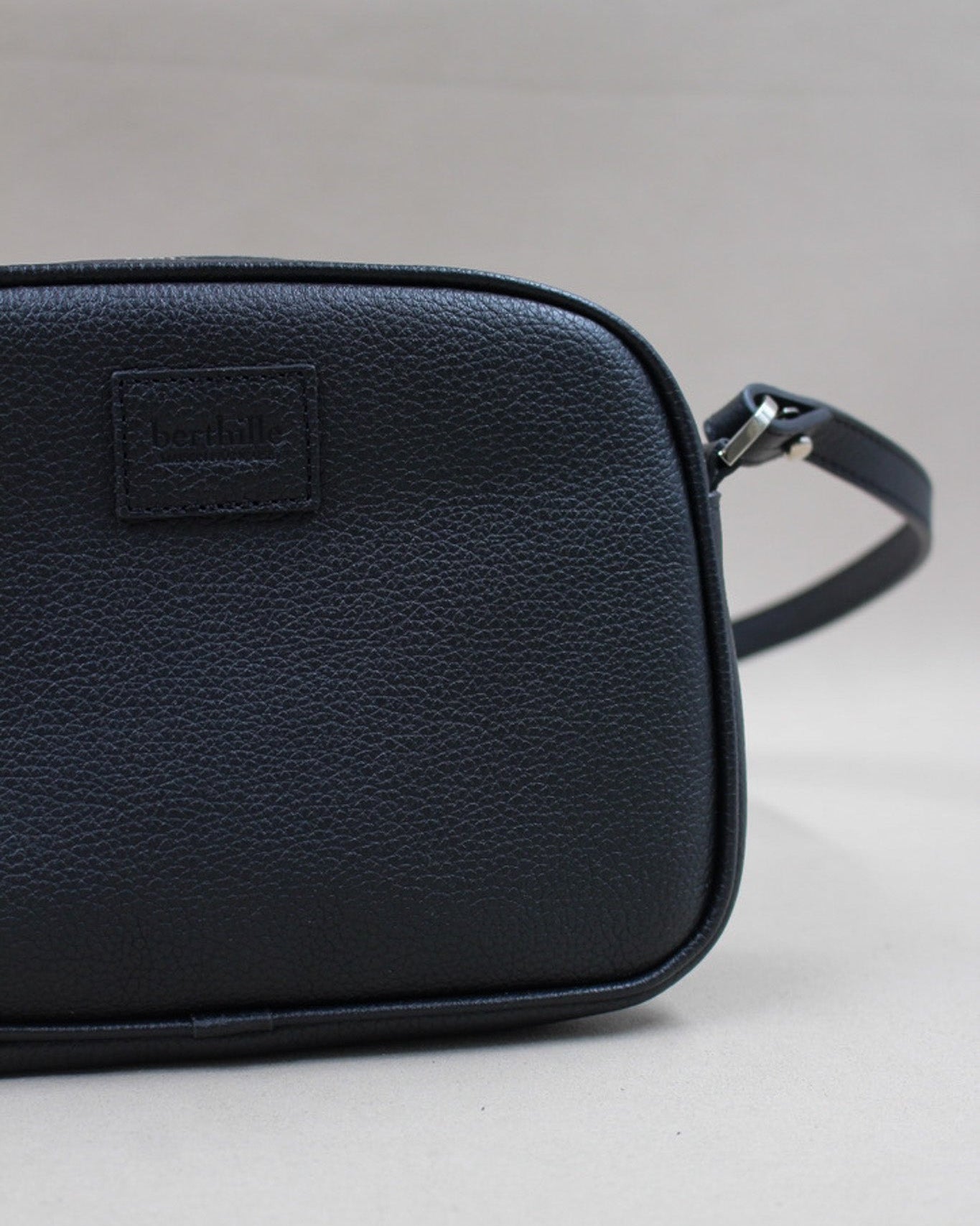 berthille-minaudi-re-pochette-cuir-noir-bandouli-re image 5