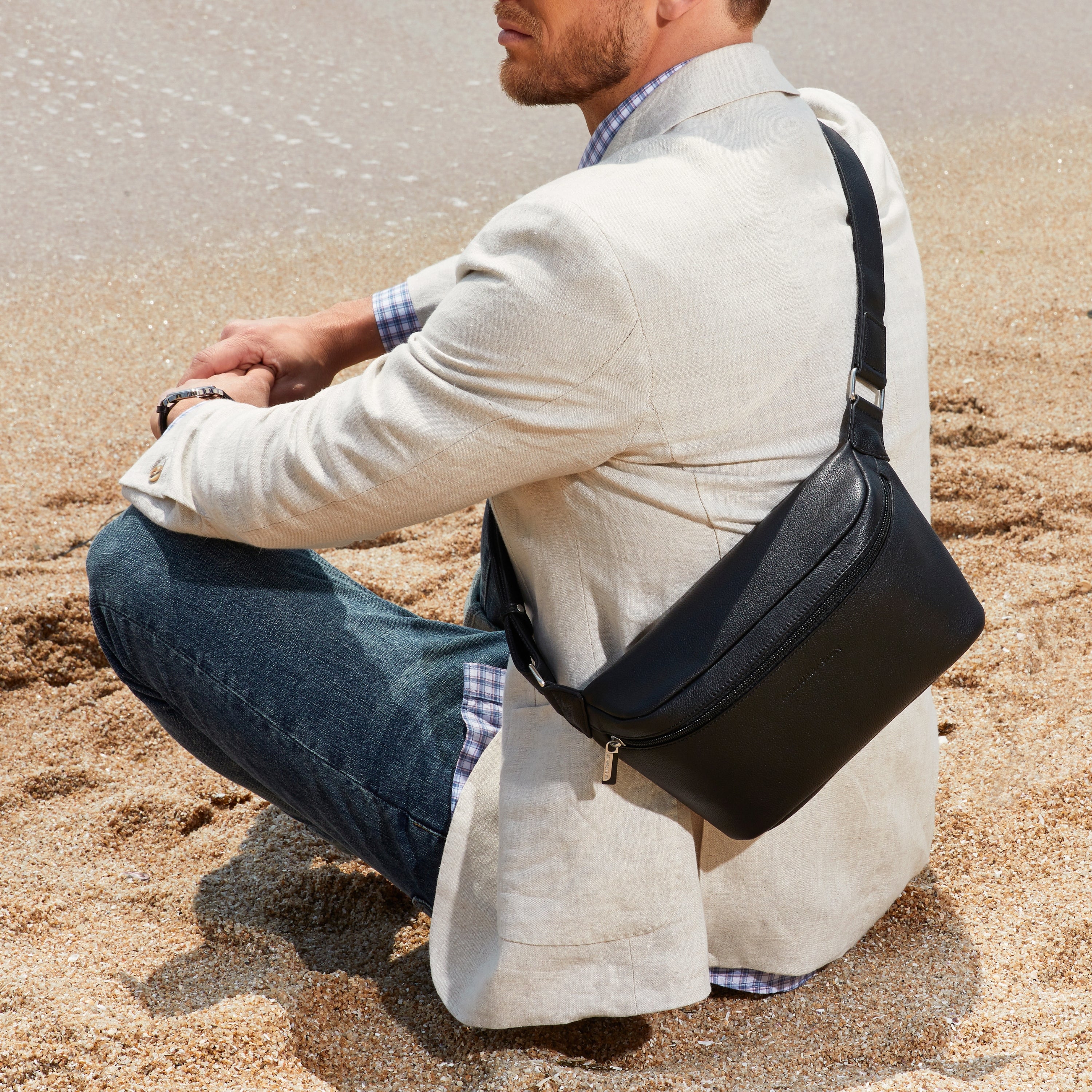 arthur-et-aston-dorian-sac-banane-cuir-noir-vachette image 1