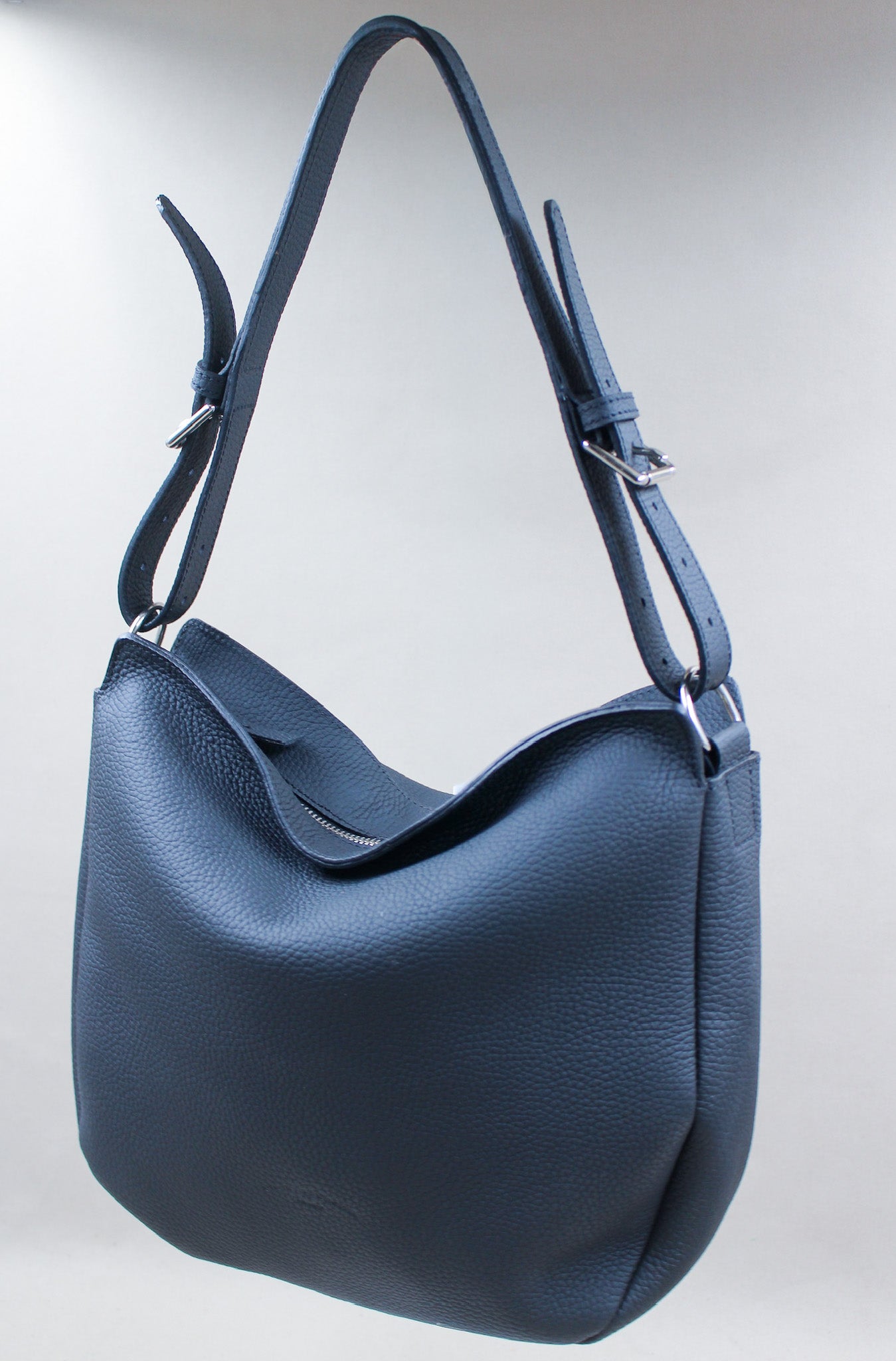 charles-et-charlus-janis-sac-hobo-cuir-grain-marine-30cm image 4