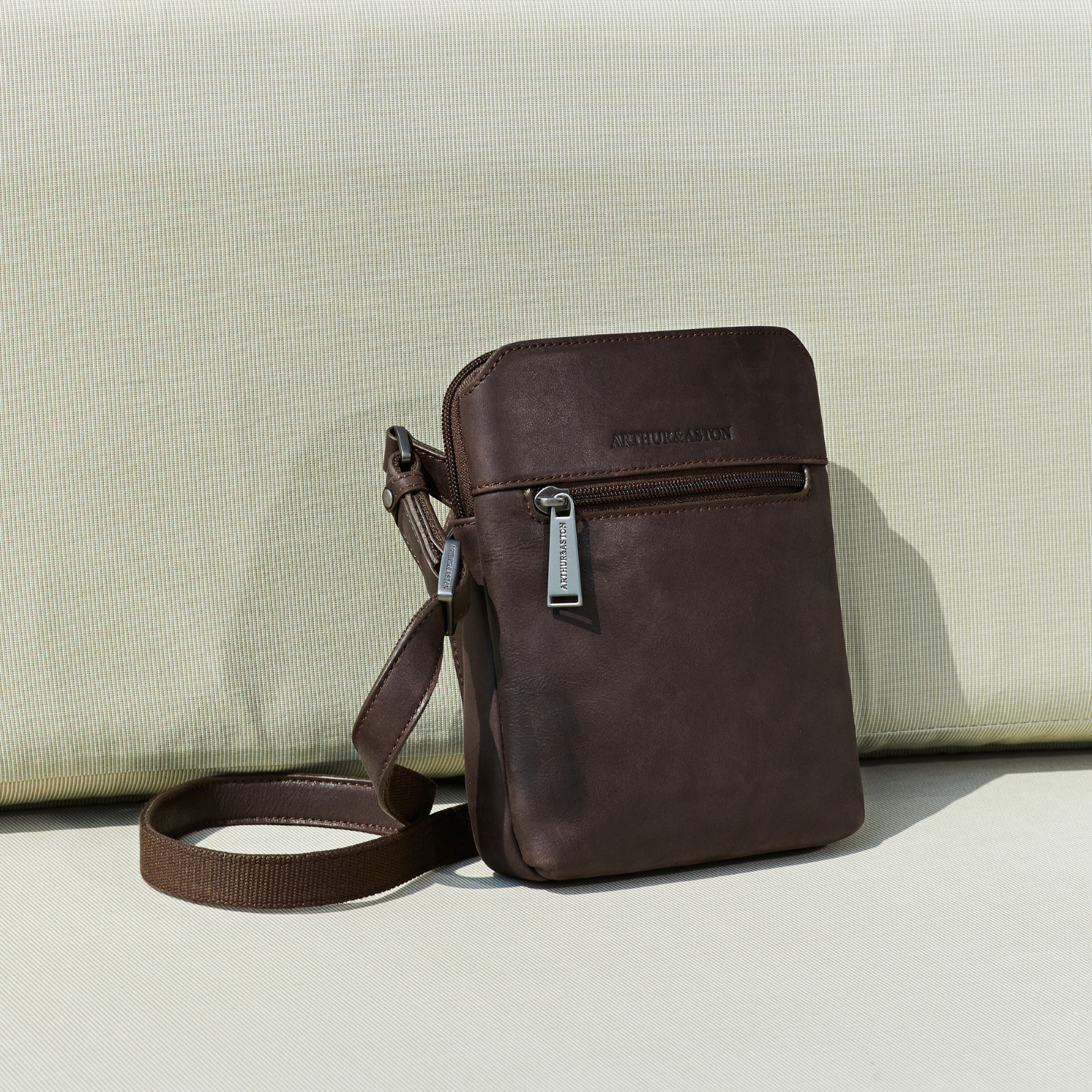arthur-et-aston-cosmo-body-bag-cuir-noir image 4