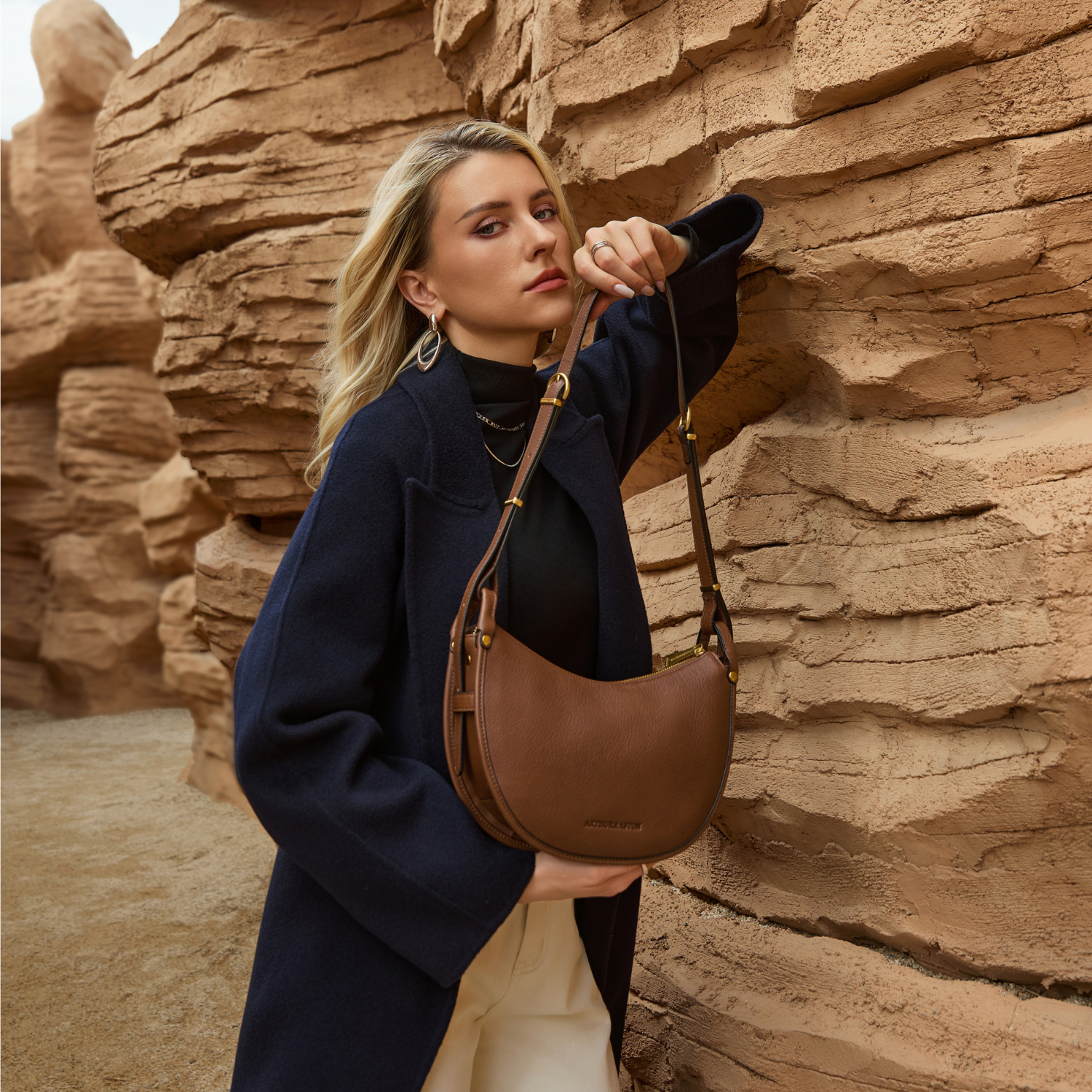 arthur-et-aston-cassidy-sac-paule-cuir-demi-lune-cognac image 3