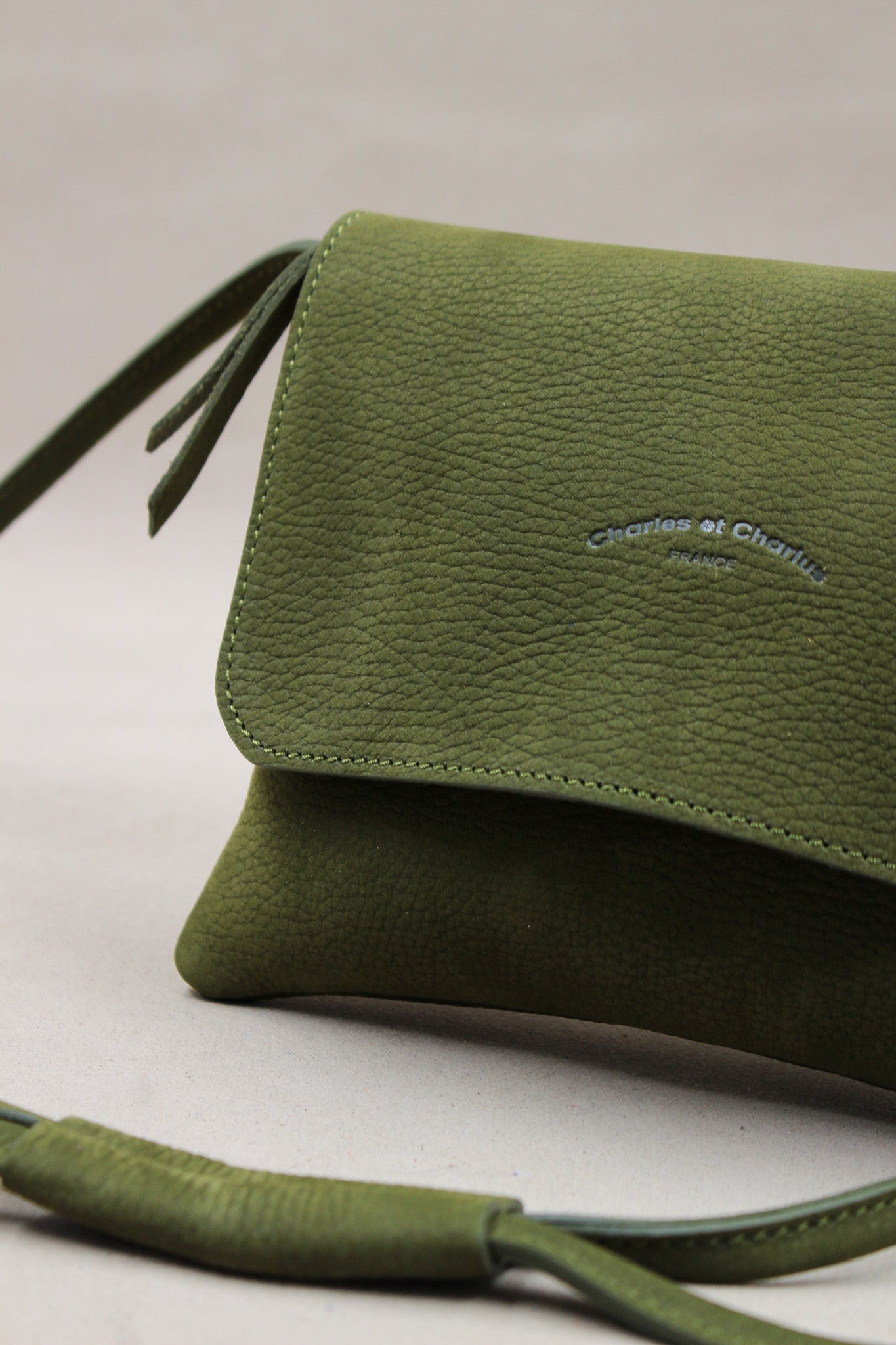 charles-et-charlus-mariette-s-pochette-nubuck-kaki-22-cm image 2