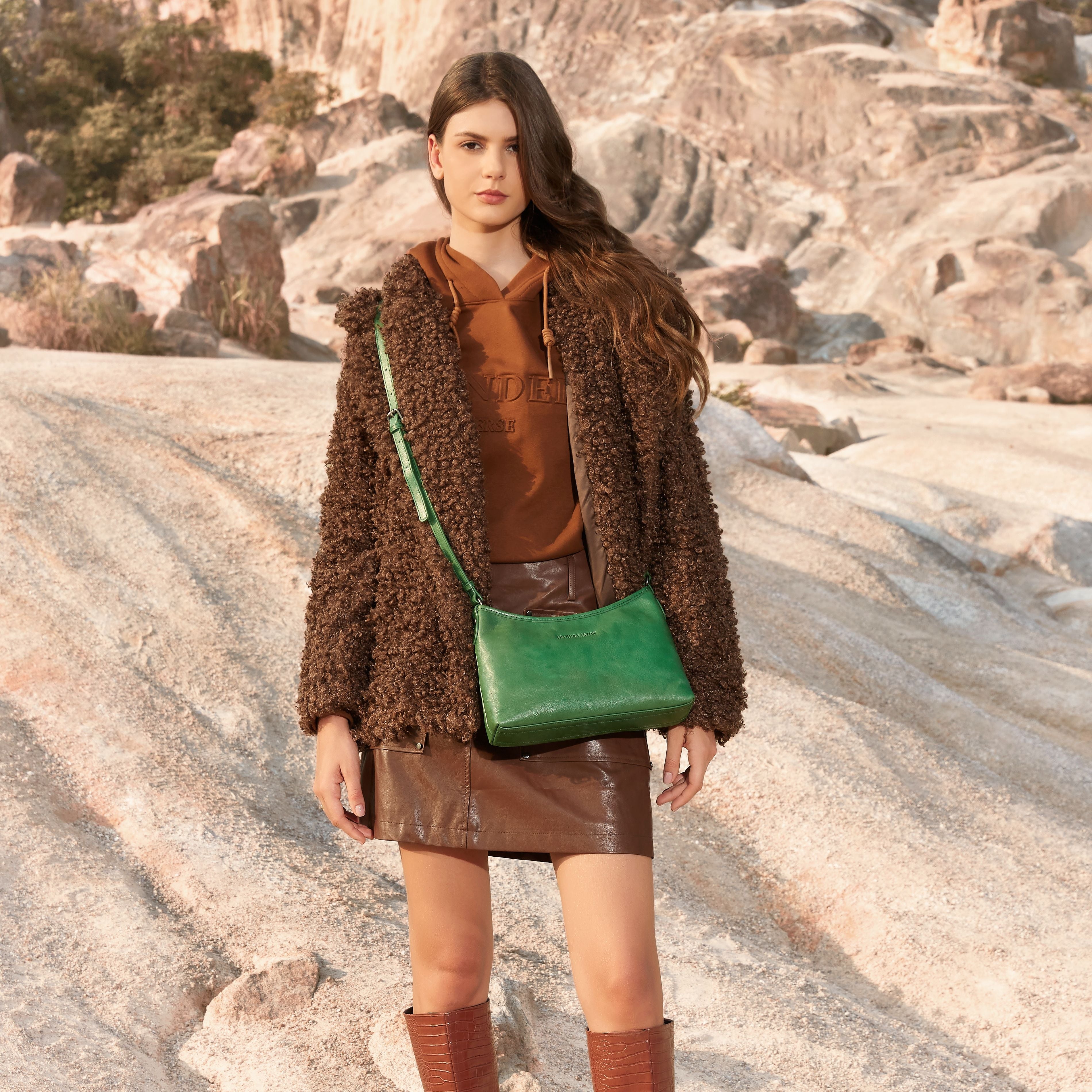 arthur-et-aston-edith-sac-bandouli-re-cuir-vert-demi-lune image 3