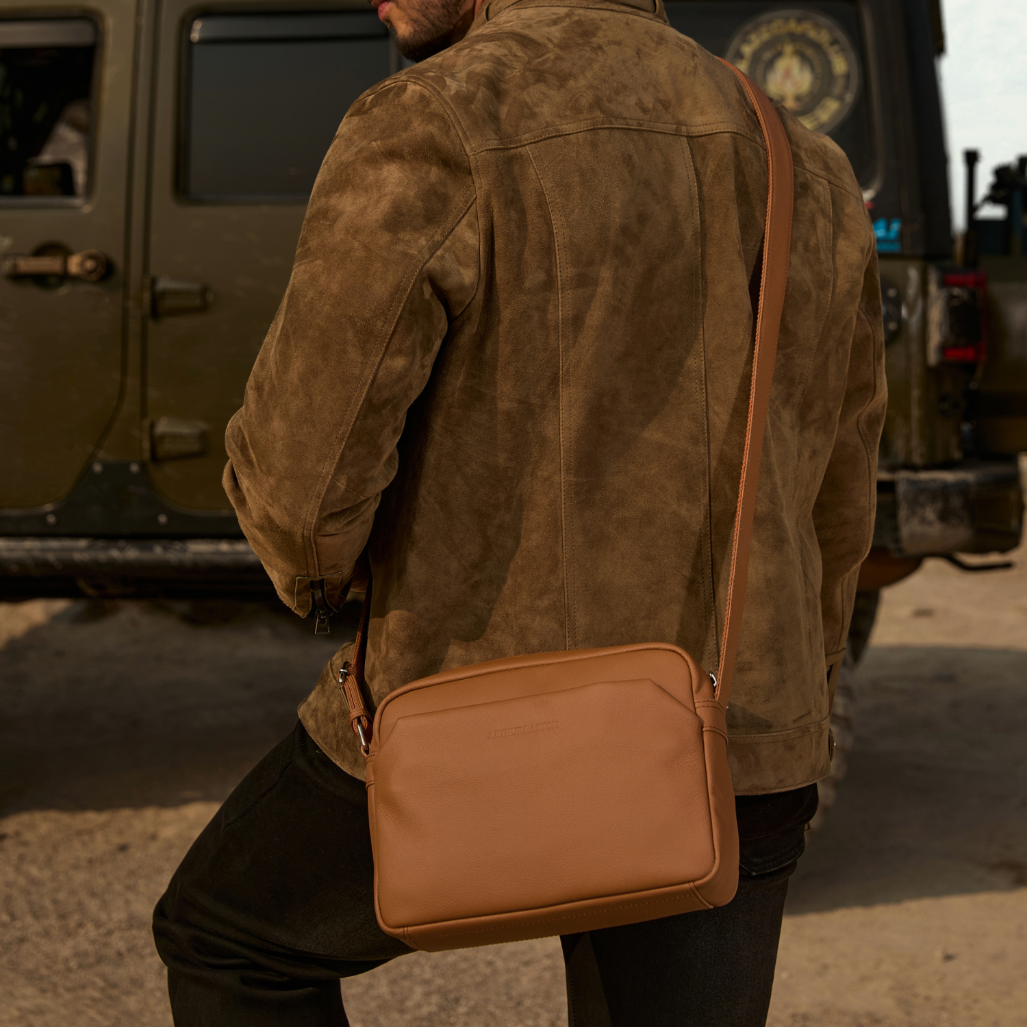 arthur-et-aston-sim-on-sac-bandouli-re-cuir-cognac-homme image 2