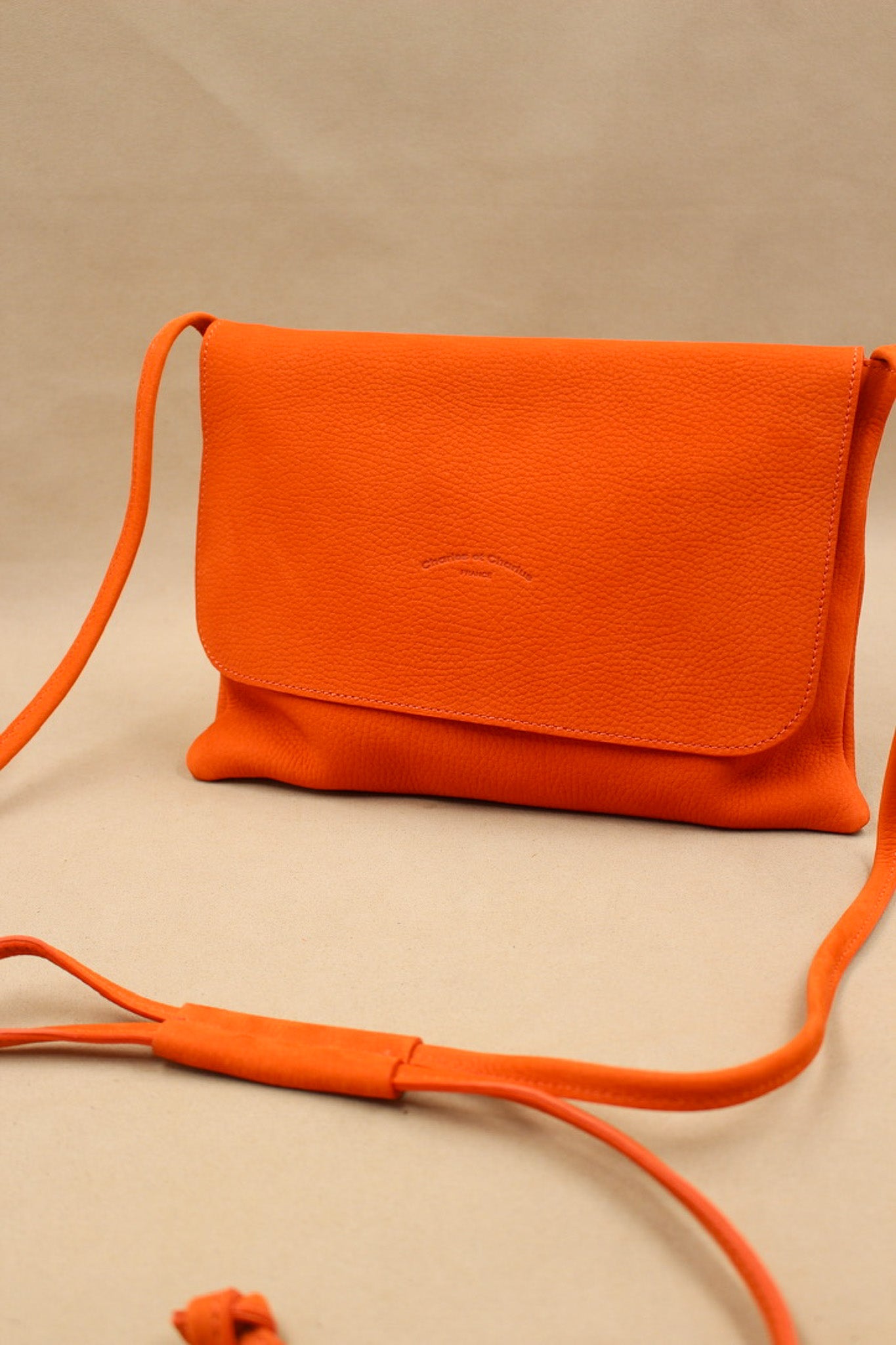 charles-et-charlus-mariette-m-pochette-cuir-nubuck-kaki-30cm image 5
