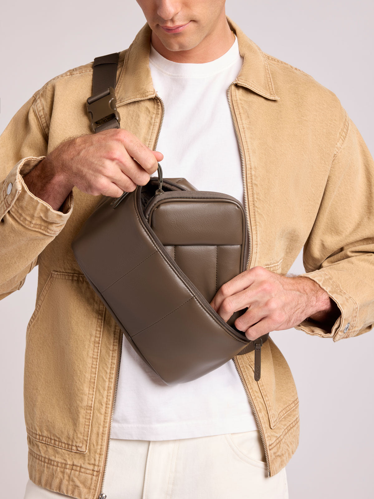 calpak-luka-banane-cuir-vegan-mushroom image 8