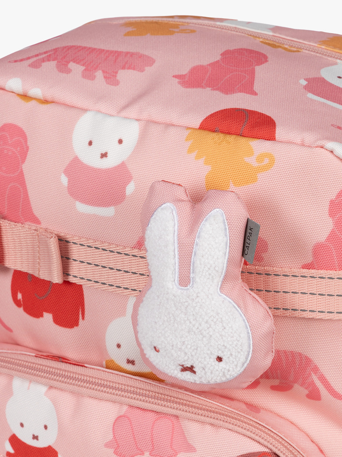 calpak-kids-miffy-kit-cole-sac-moyen-rose-zoo-5-8-ans image 3
