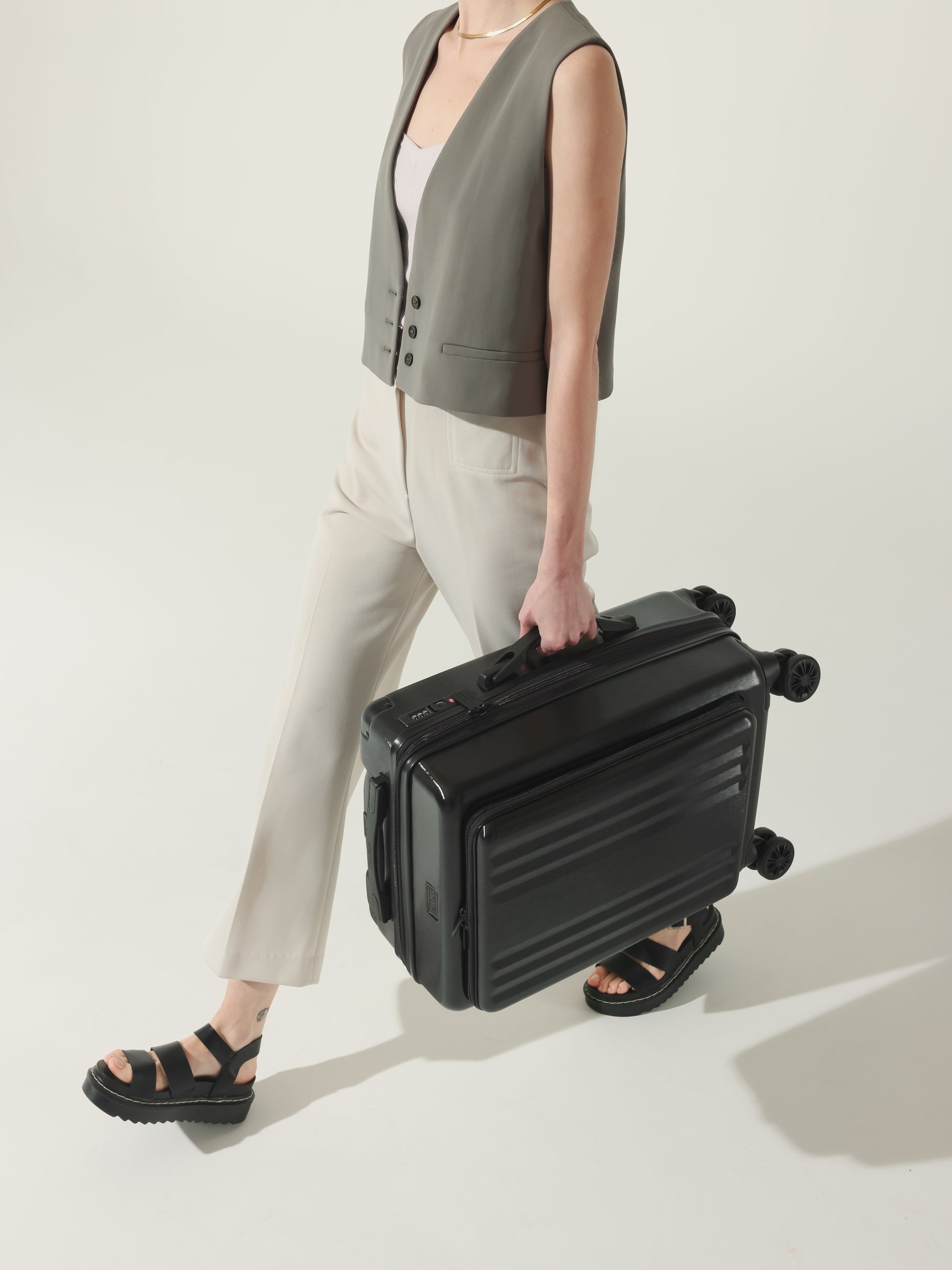 calpak-ambeur-front-pocket-carry-on-valise-cabine-rigide-poche-pc image 7