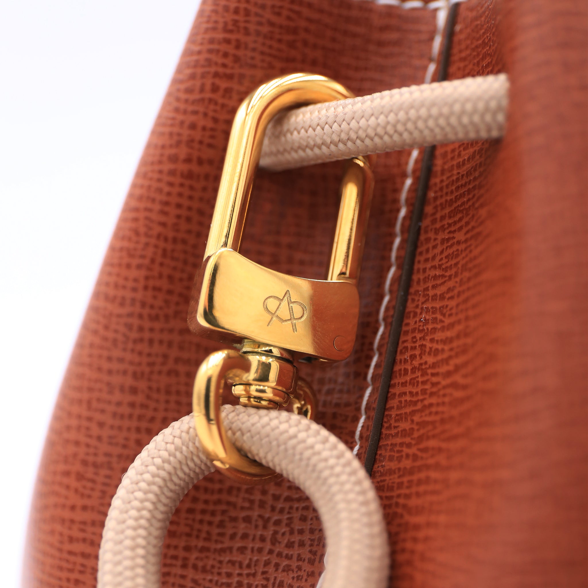 atelier-penso-mini-bucket-mini-sac-seau-saffiano-cognac image 5