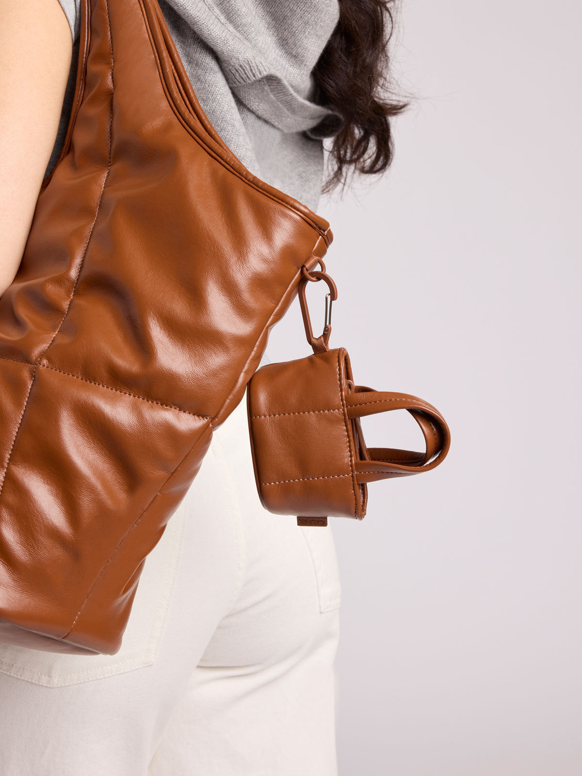 calpak-luka-tote-zip-charm-mini-pochette-cerise-vegan image 8