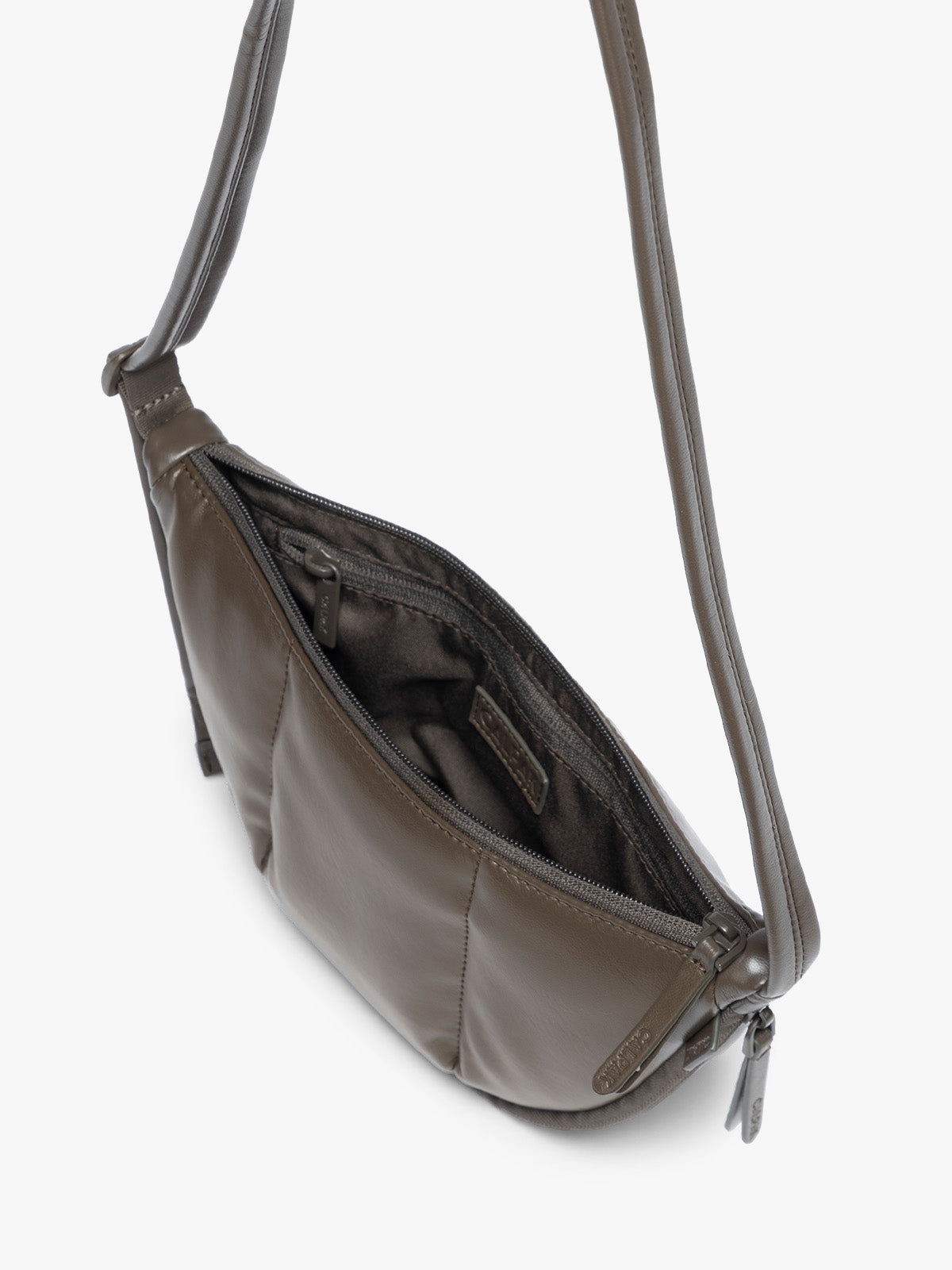 calpak-luka-sac-croissant-cuir-vegan-dark-cherry image 3